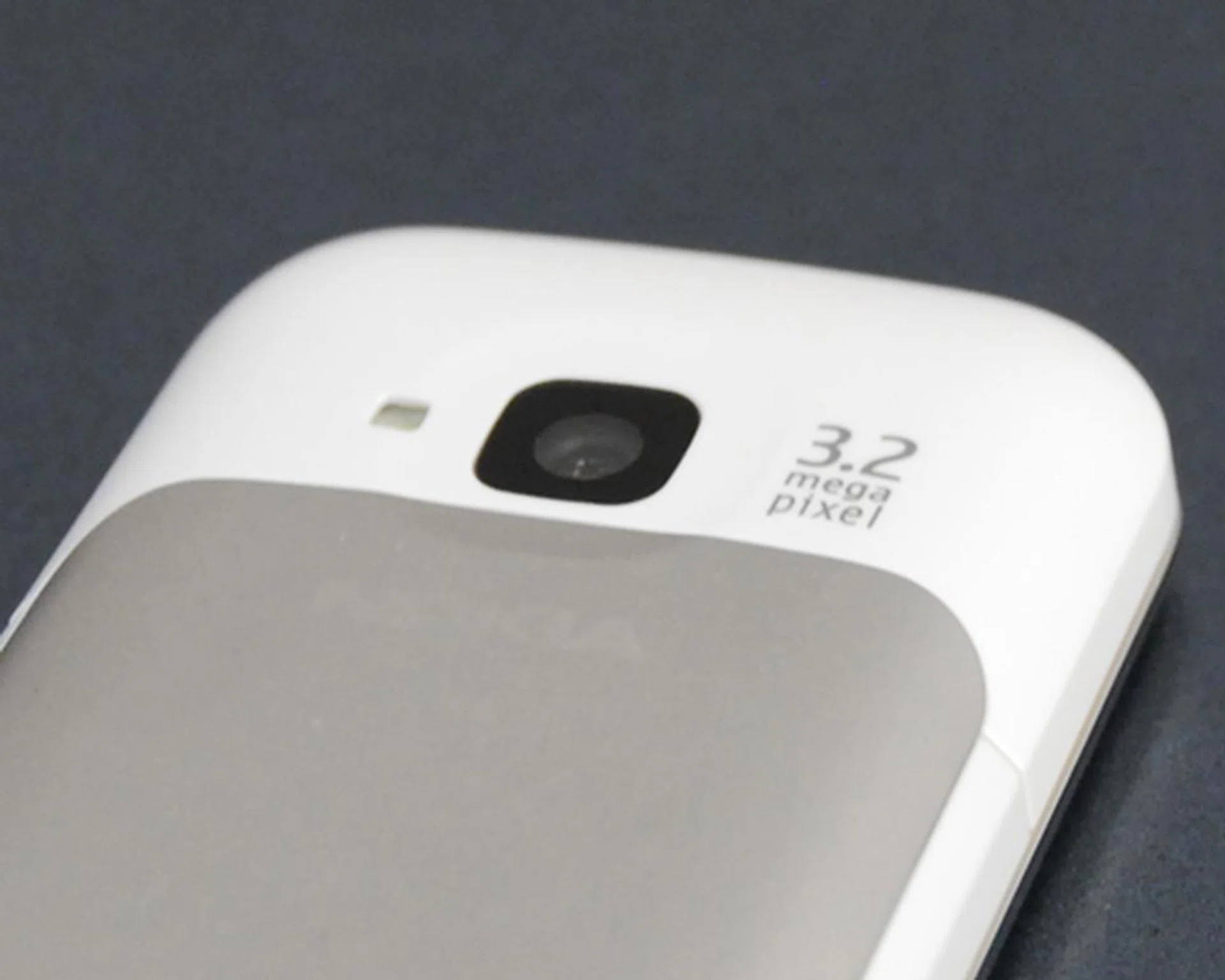 A modest 3.2-megapixel camera with LED flash resides behind the C5.