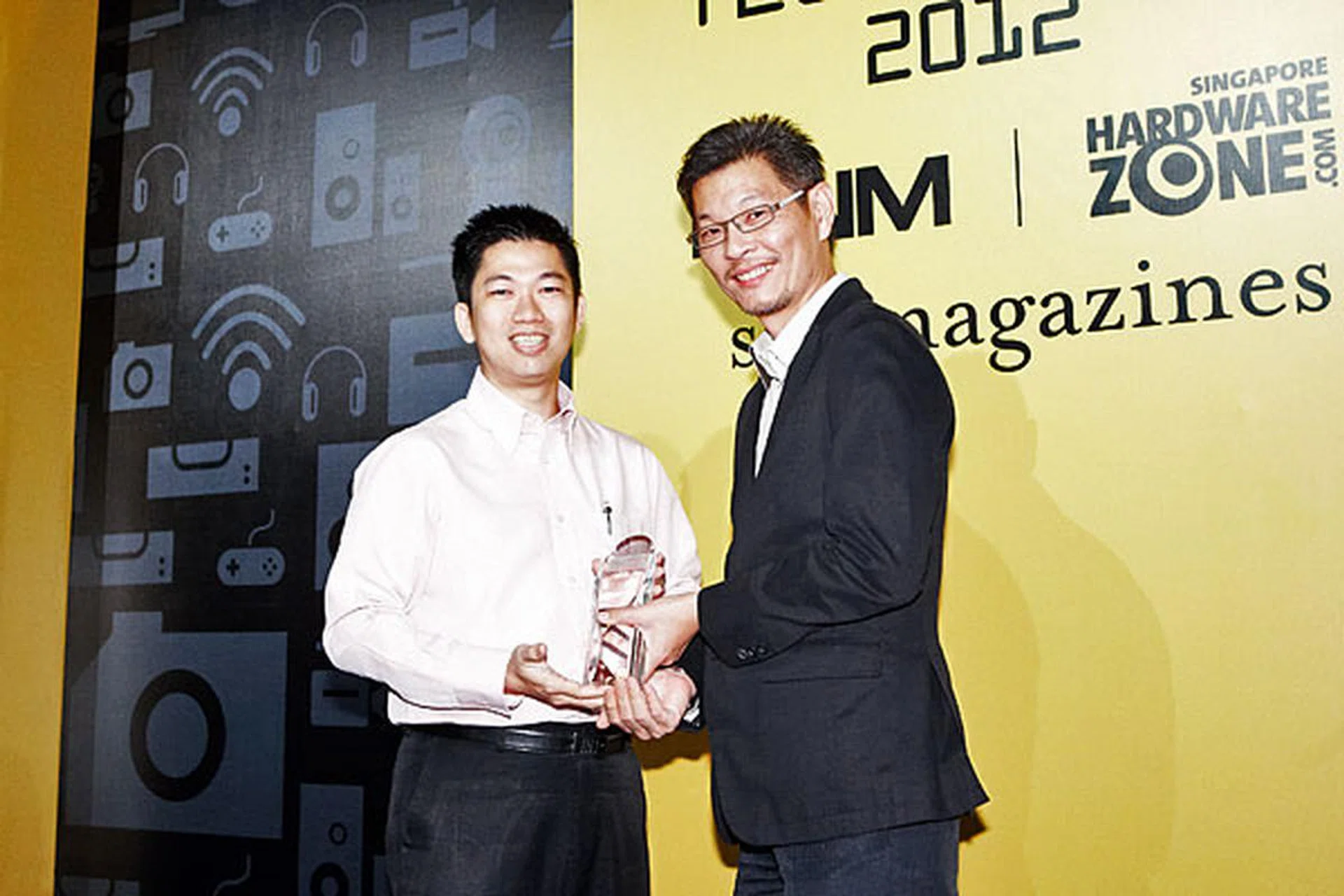 Here's Mr. Winston Goh, Product Marketing Manager of Samsung Asia, receiving the awards on behalf of Samsung. The company was the biggest winner with seven awards, including the Editor's Choice awards for Best 3D Gaming Notebook, Best Smartphone, and Reader's Choice awards for Best LCD TV Brand and Best 3D TV Brand.  