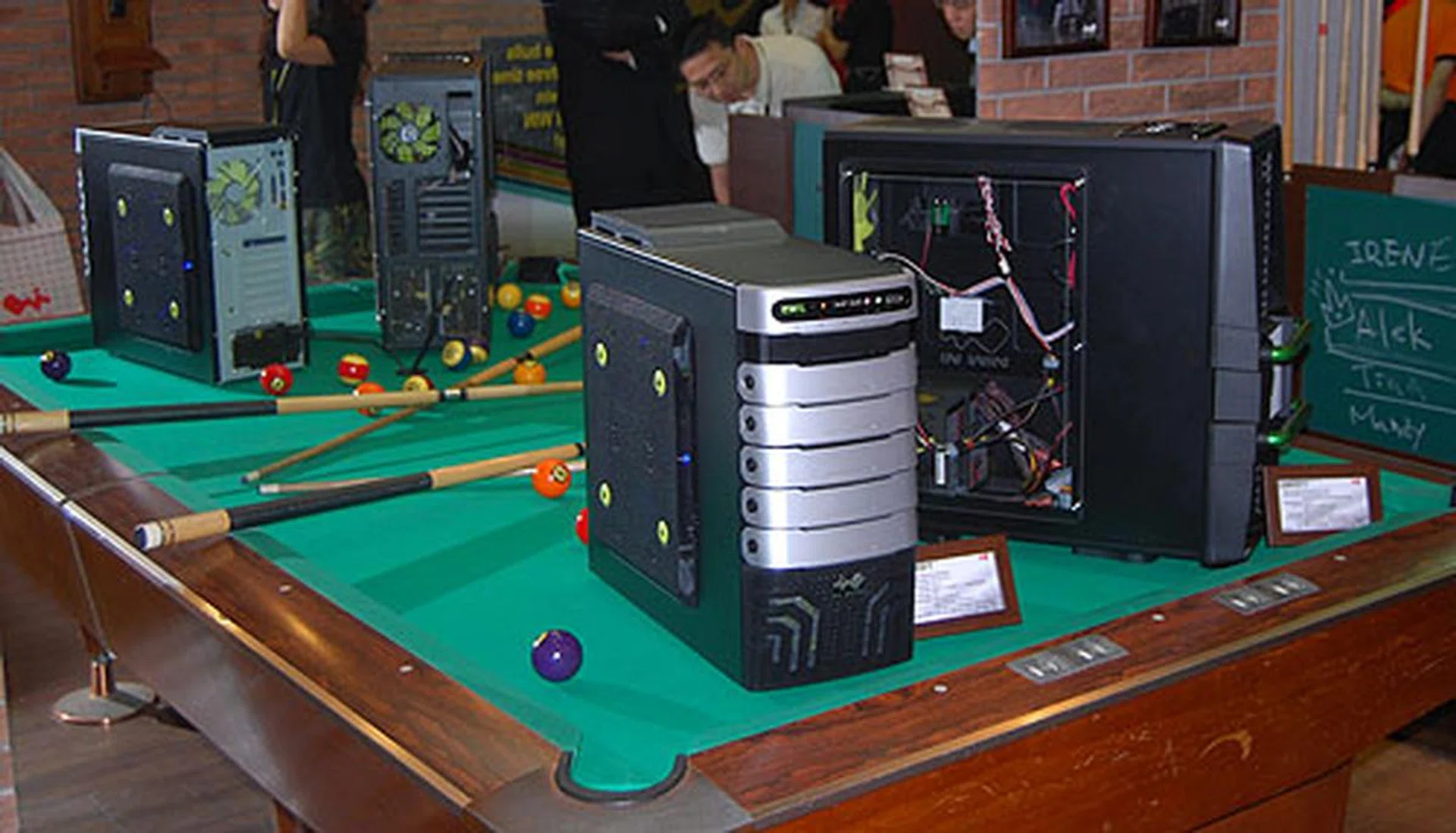  Didn't we say earlier that In Win has some interesting items on how to showcase its products?  