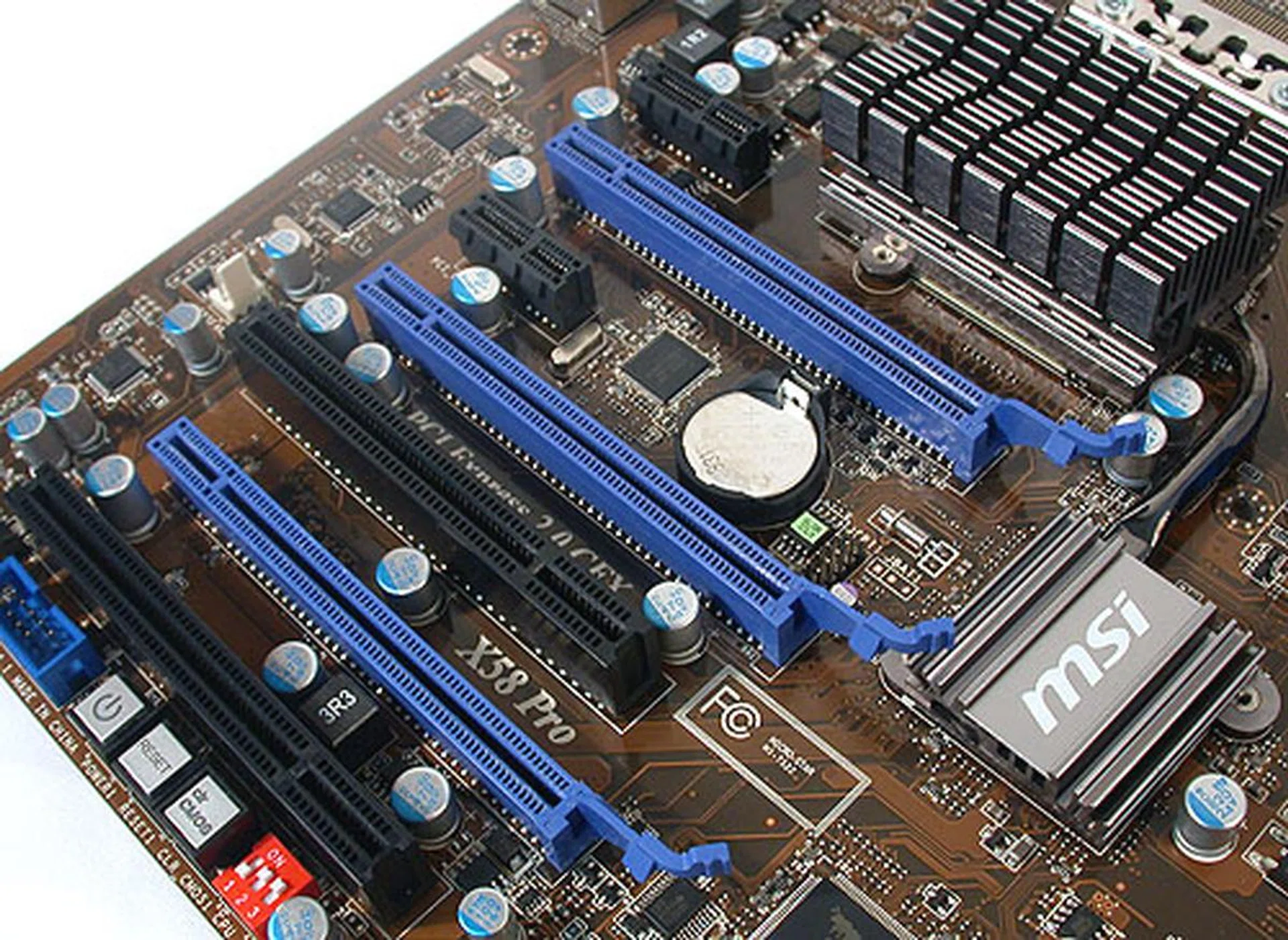 There are no lack of expansion slots on this motherboard, with three PCIe graphics slots supporting NVIDIA SLI and ATI CrossFireX. Add to that two PCIe x1 and two PCI slots and it's a crowded board.