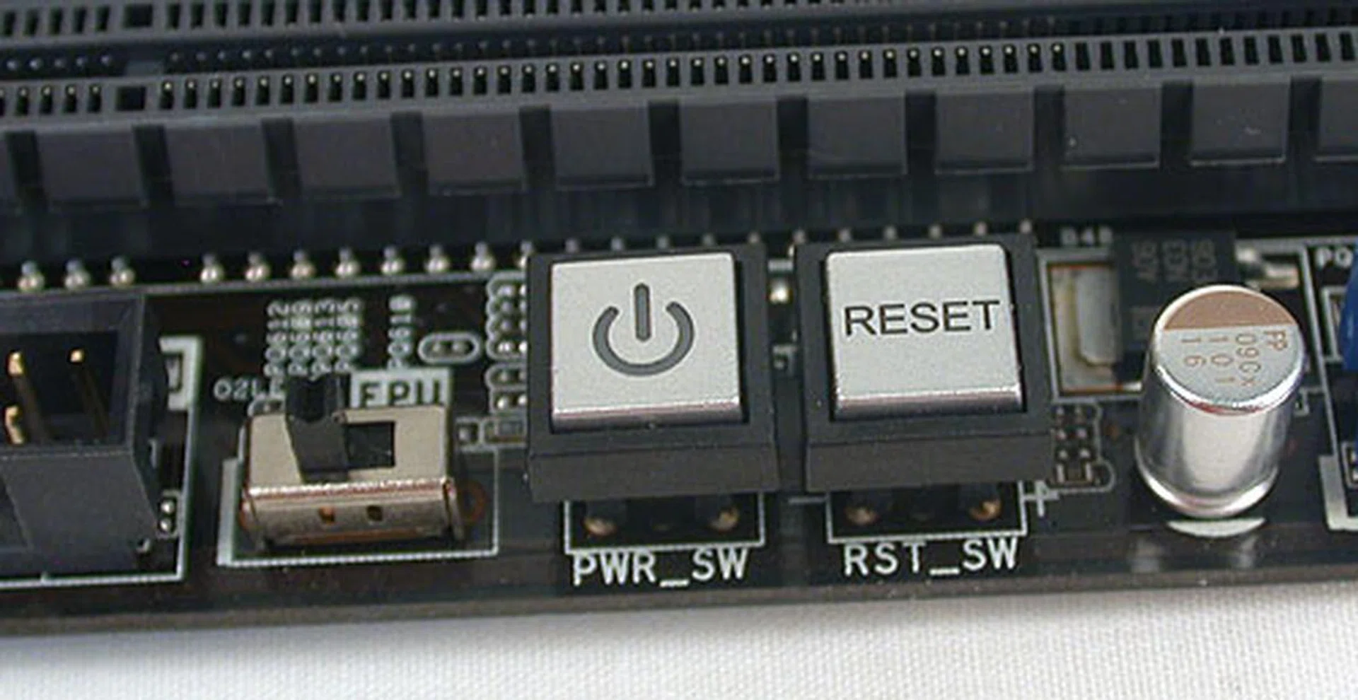 The power and reset buttons beside a hardware switch to enable ASUS' EPU processor which is in charge of optimizing the power consumption of the board.