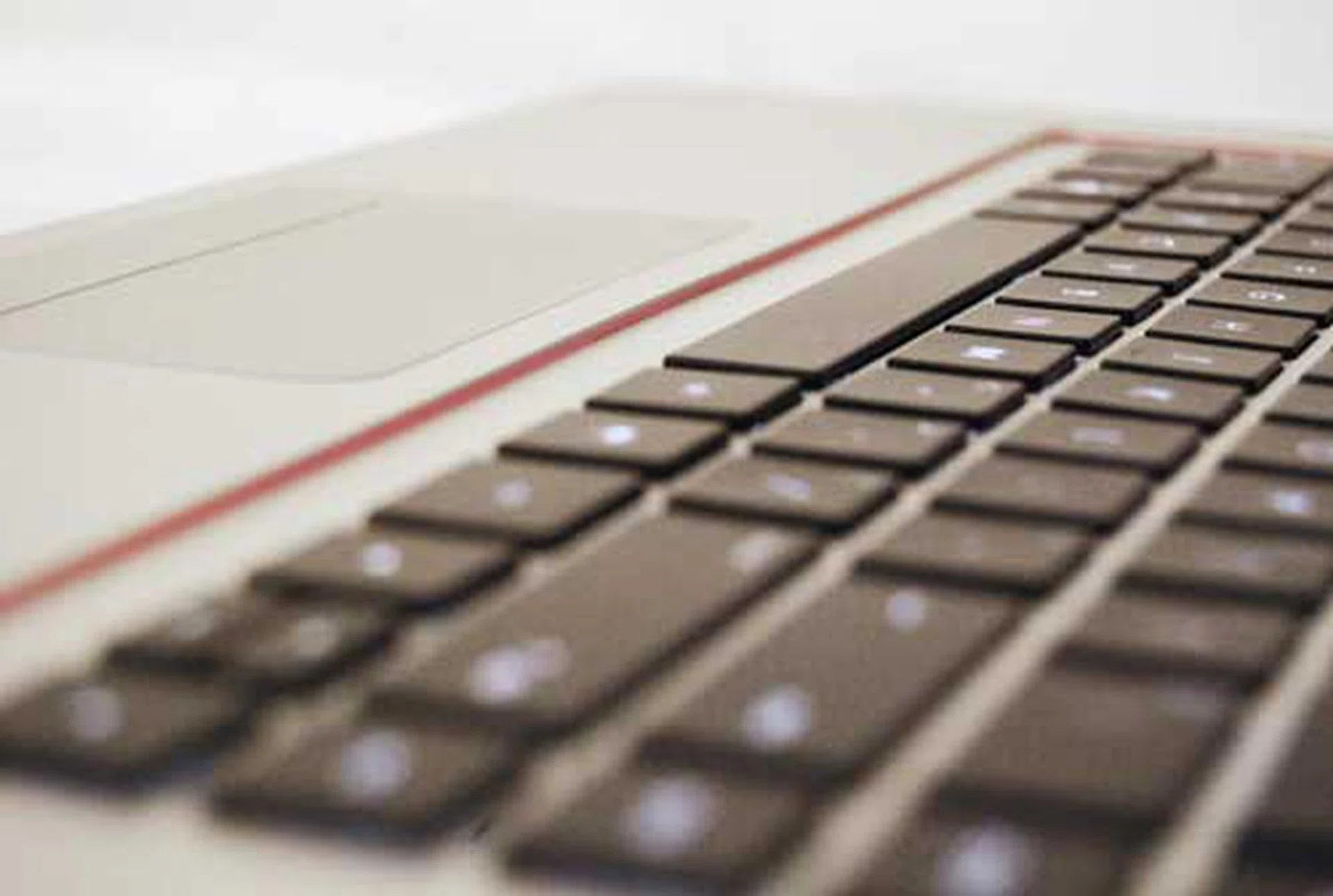 Pressing hard on the keyboard separates the housing from the palm rest area. We'd advise against that because it will introduce dust and hair into the machine's interior.