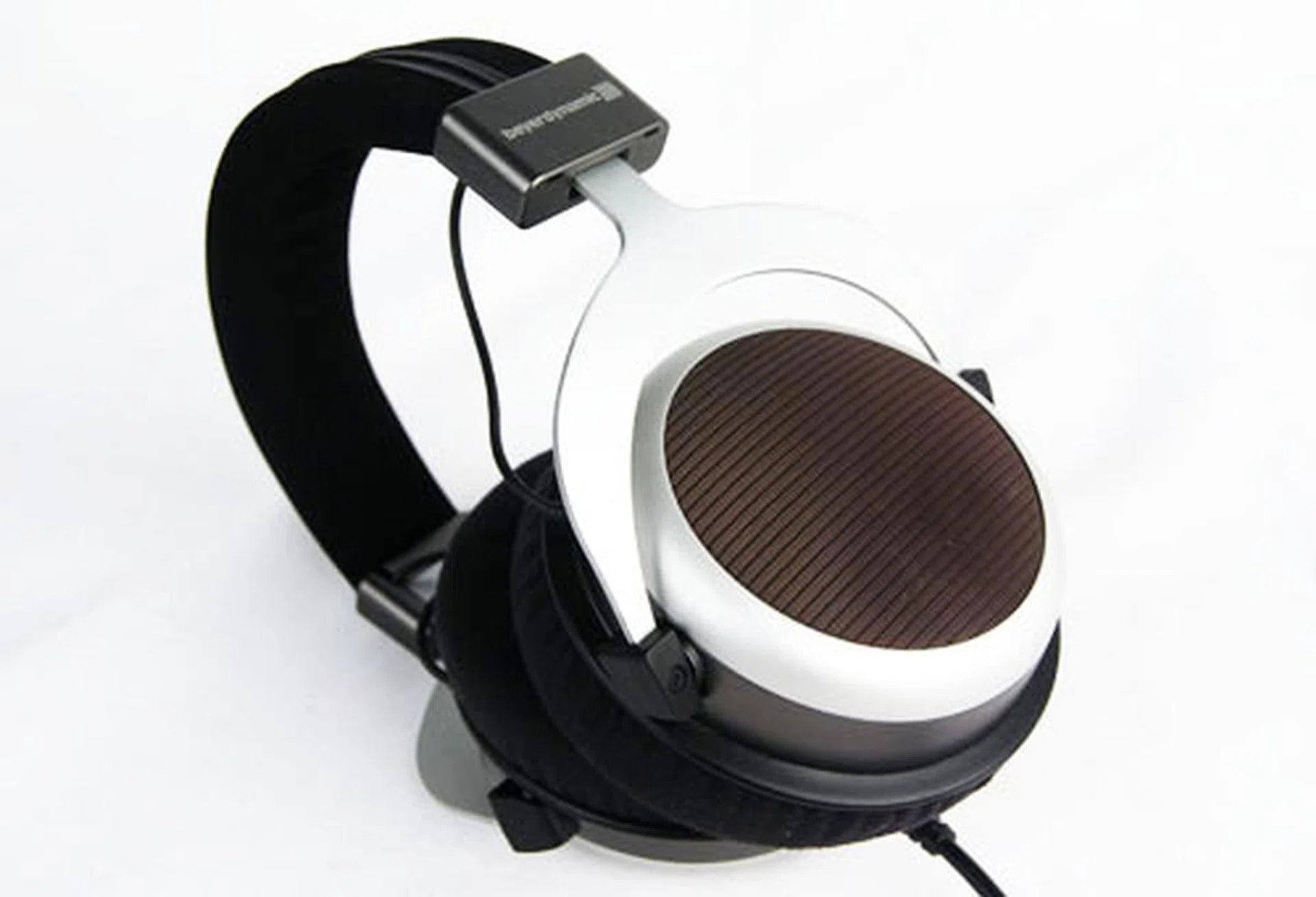 Classic looks are given a sepia tinted feel with the inclusion of the fine, chocolate colored grill on the ear-cups.