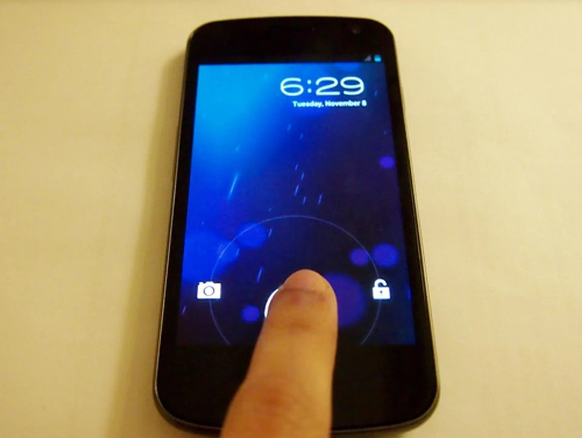The new animated lock screen functions the same way as that of the HTC Sense 3.0 UI. Instead of four shortcuts, you have only two options - unlock the phone or activate the camera.