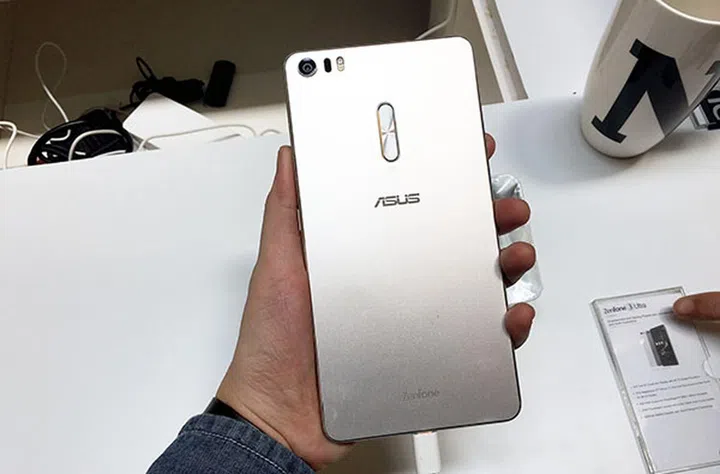 The Ultra (pictured) and the Deluxe both sport ASUS' invisible antenna design.