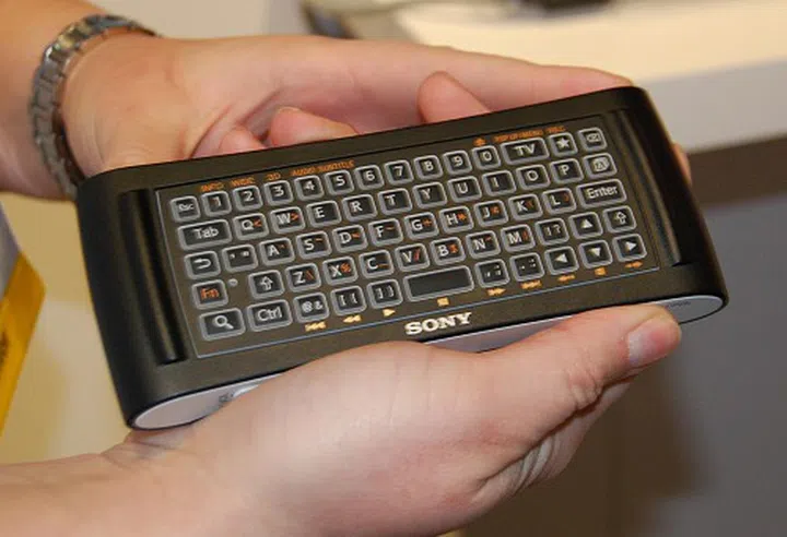 … and a full backlit QWERTY keyboard on the rear. It seems that Sony’s covering all its bases.