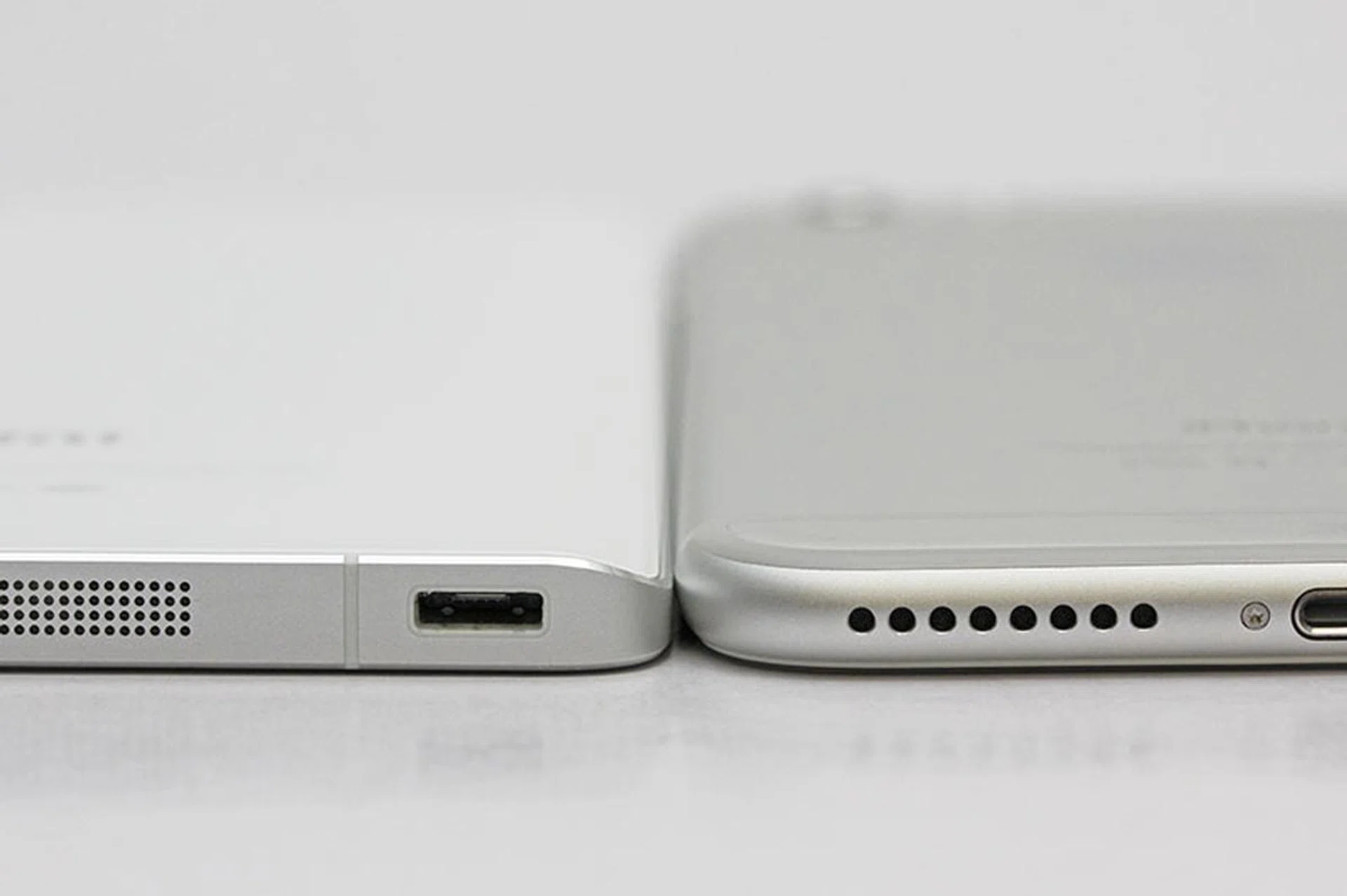 While officially the Mi Note is slightly thinner than the 6 Plus, the 0.15mm difference is almost imperceptible, although the exaggerated taper on the side of the Mi Note does sometimes create the illusion that it is thinner.