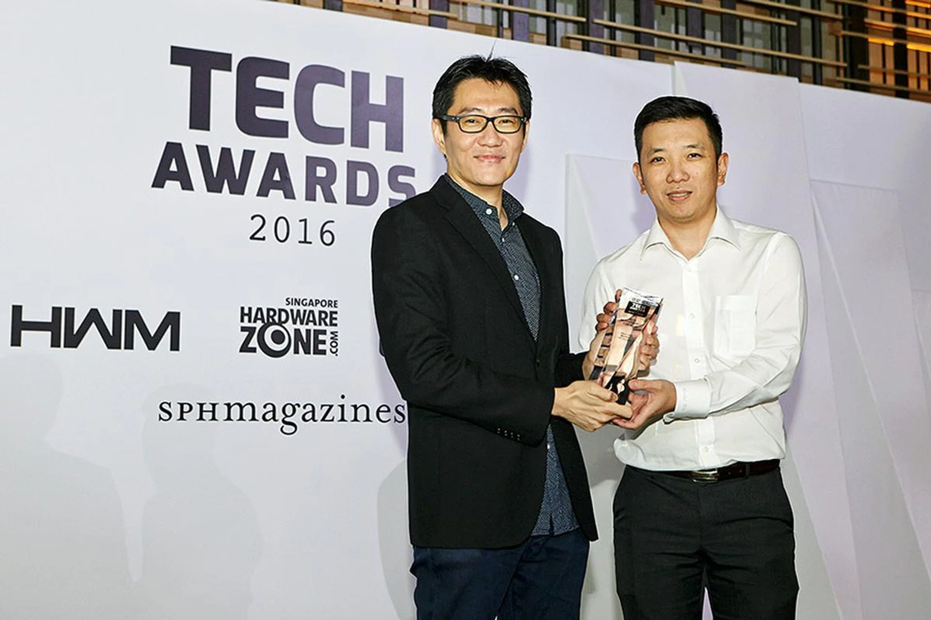 ASUS is the biggest winner of the day, with 8 awards, including Editor's Choice for Best Montherboard for Intel, Best Mainstream Smartphone, and Best Wireless Router. Receiving the award here is Mr. Jacky Lim, ASUS' OPBG country manager.