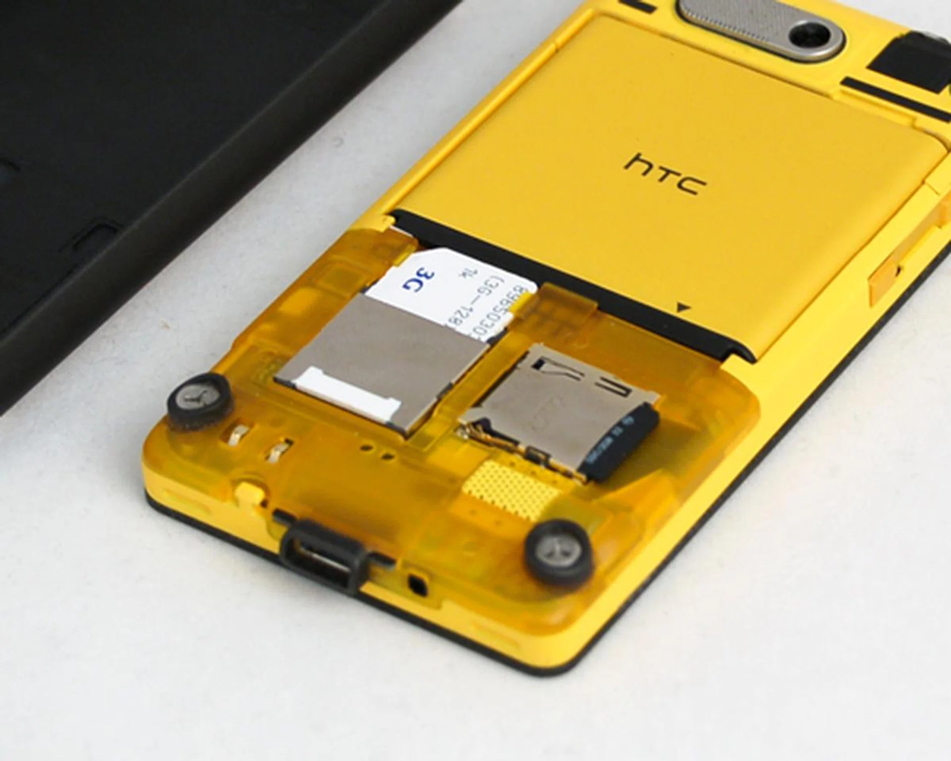 Accessing the microSD card is easy, whilst you'll have to remove the 1200mAh battery to slide in/out the SIM card.