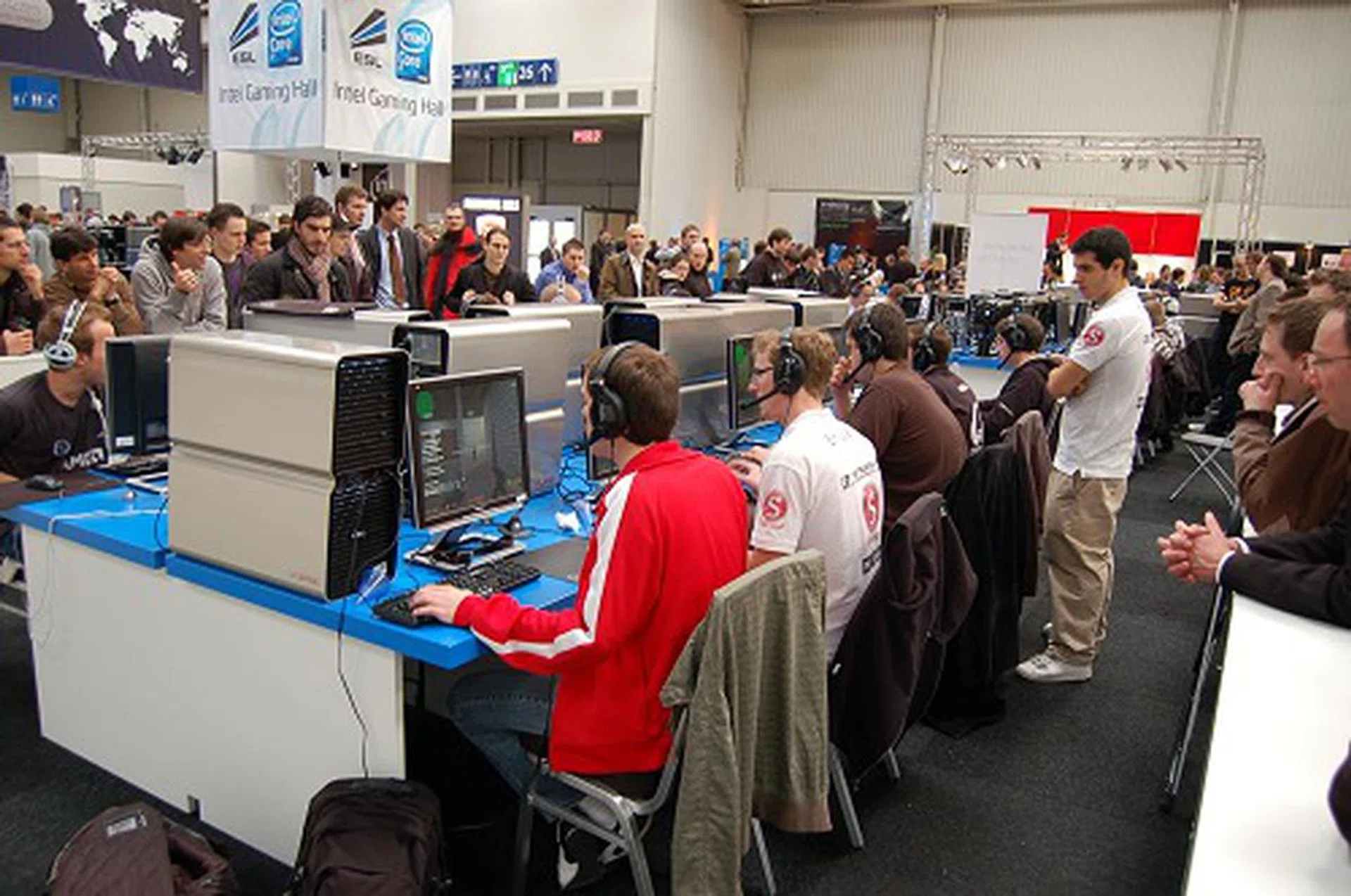  One of the several areas within the hall where the action took place. Notice that they used Dell's XPS gaming desktops?  