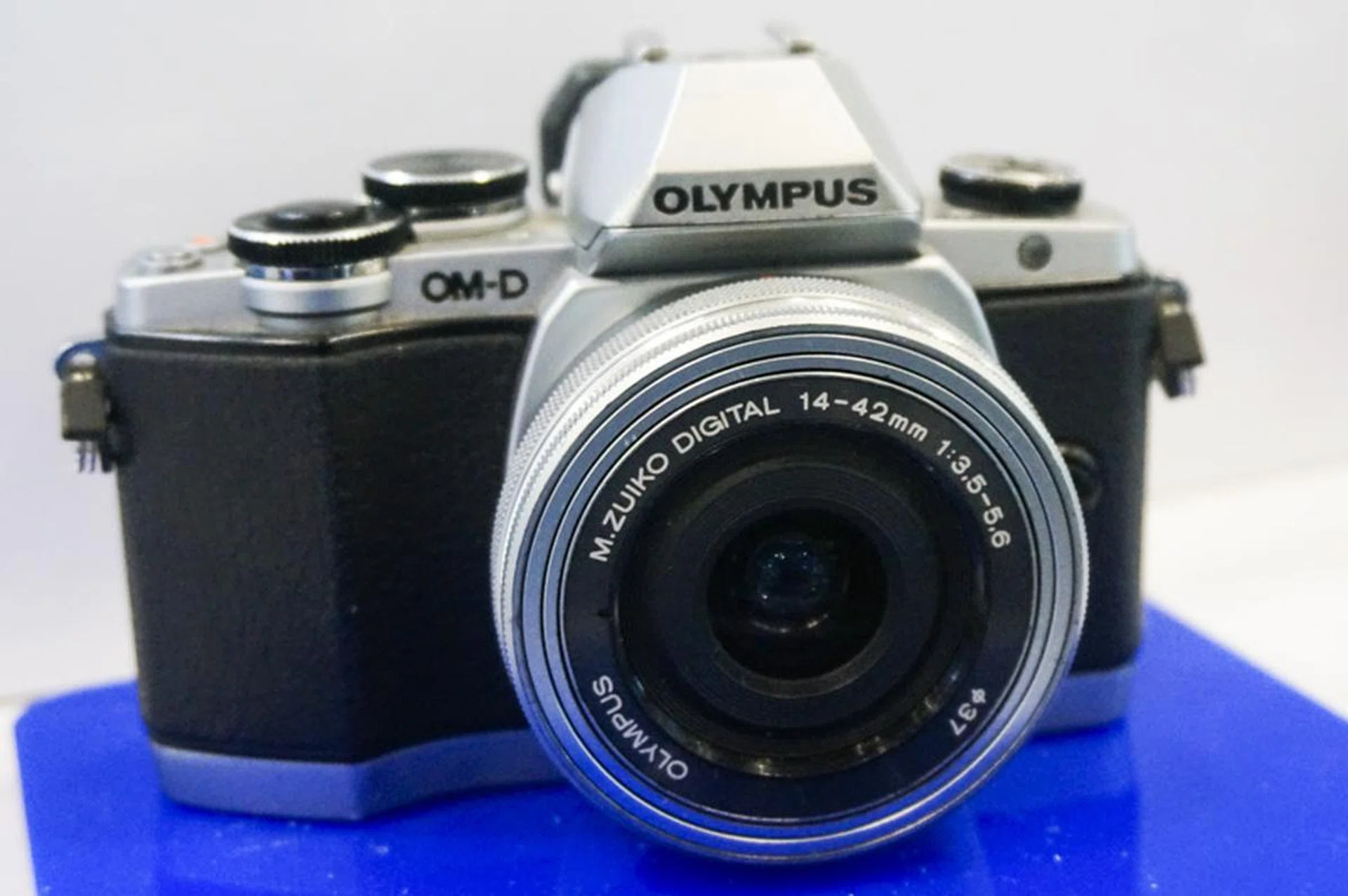 Olympus’ OM-D EM-10 is their star buy for this show. It may be an older model, but is still a steady performer, with 3-axis image stabilization built-in and built-in Wi-Fi capabilities. This is going as a twin lens kit with the 14-42mm and the 40-150mm for just $998, and you’ll get a 16GB SD card, 3 month extended warranty, and a product workshop thrown in. The first 20 customers per day will also get a $200 lens voucher that you can use on their online store.