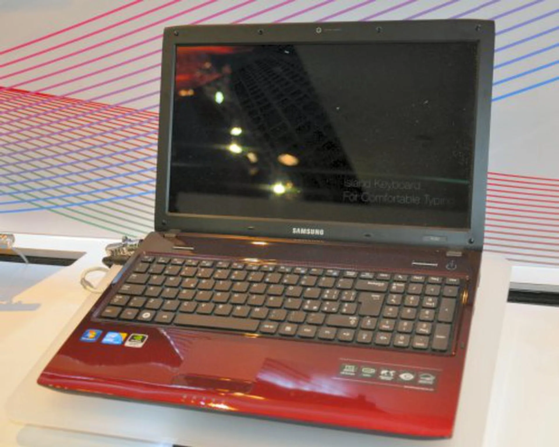 But enough of netbooks, let's take a look at the more powerful 15.6-inch Samsung R580 multi-media notebook which in its most powerful configuration, will sport an Intel Core i7-620M (2.66GHz) 4GB DDR3 RAM, 640GB HDD and an NVIDIA GeForce GT 330M for its graphics.