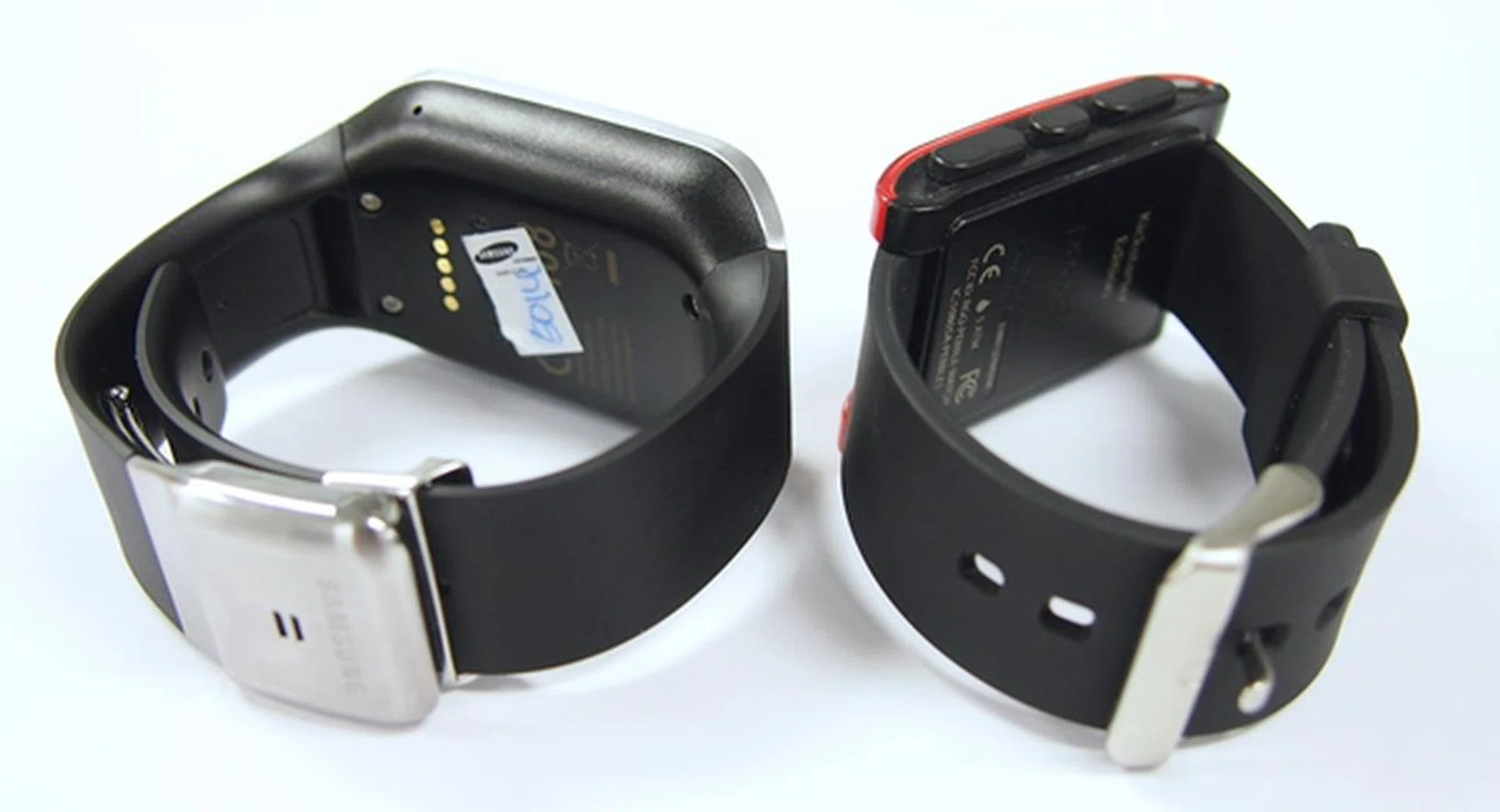 The strap and metal fold-over clasp of the Samsung Galaxy Gear vs. the rubber strap of the Pebble Watch.