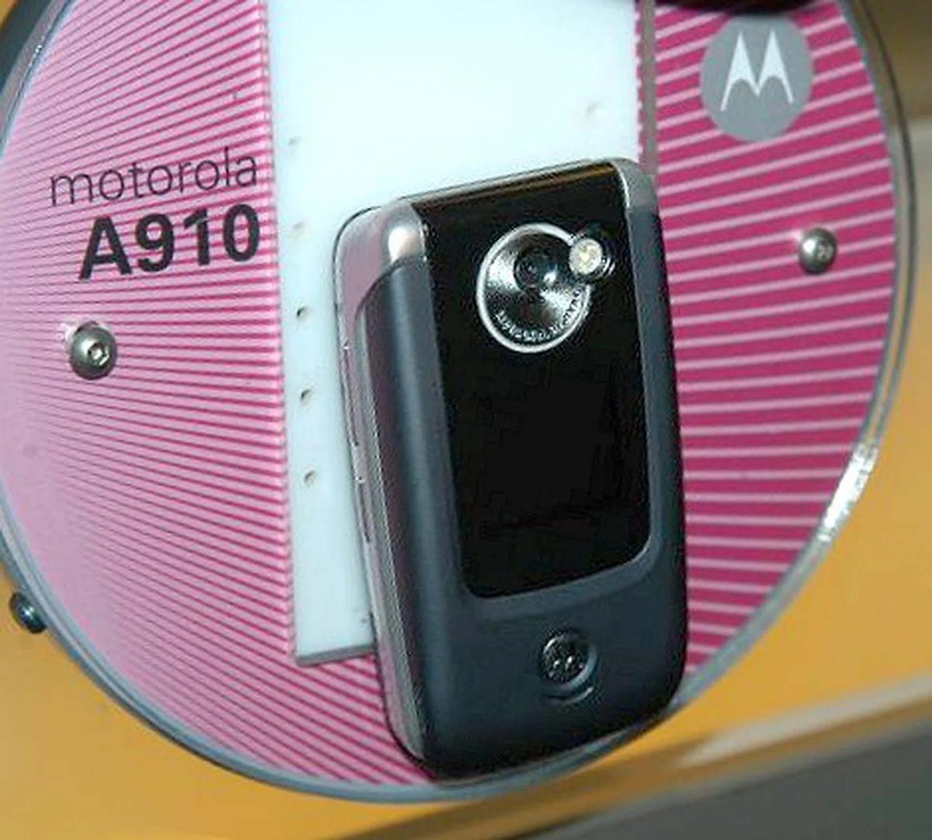 The A910 can make calls using both the cellular network and wireless LAN. If you are in the middle of a VoIP call using wireless LAN and move out of wireless range, it will transfer your call seamlessly over to the cellular network. 