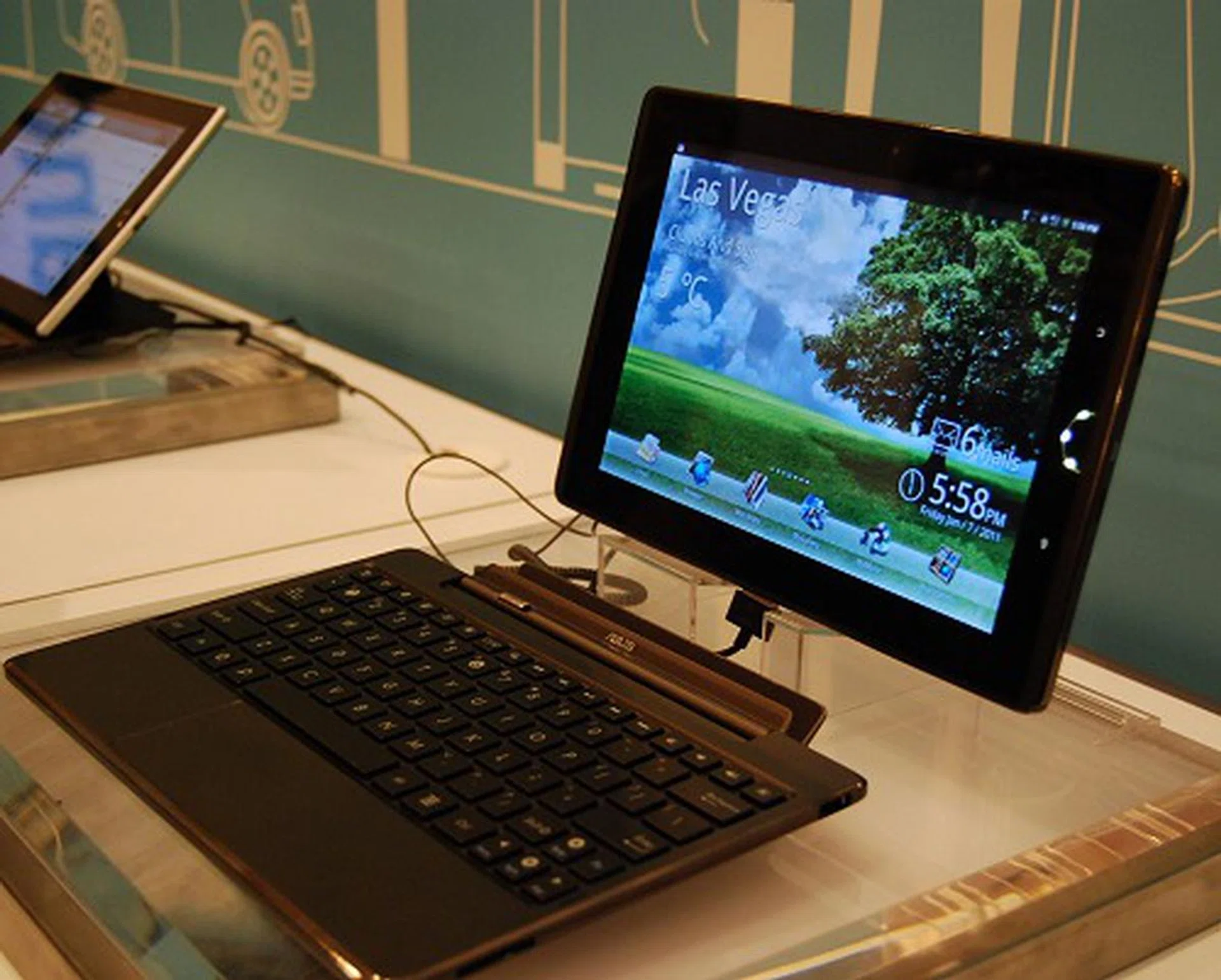 Here's another version of the Slider tablet called the Eee Pad Transformer. Most of the specs are similar to the Slider seen above, but the main difference is the detachable keyboard, which also doubles up as an extra battery pack. The Transformer is ideal for those who need the tablet form factor more often but also want the versatility to snap one in when needed.