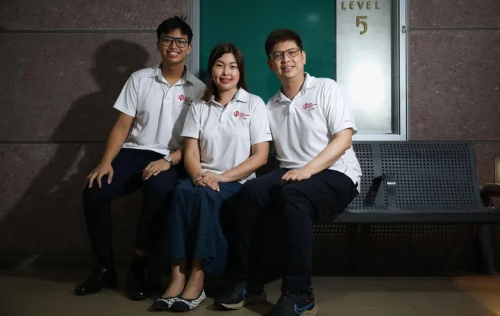 Volunteering can involve the whole family (from left: Edus Ng, Elsa Yeo, Epson Ng). Photo: The Straits Times. 