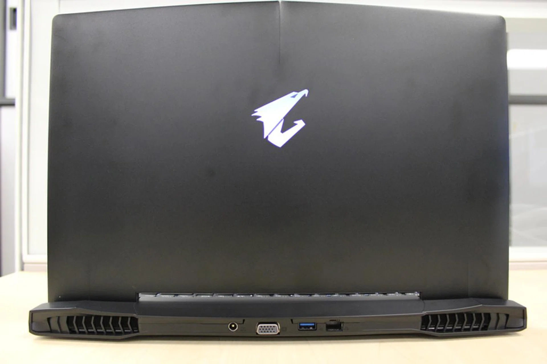 On the back, the Aorus X5 has the DC In jack, the D-SUB port, a USB 3.0 port and an Ethernet port. The Aorus logo on the back lights up now too.