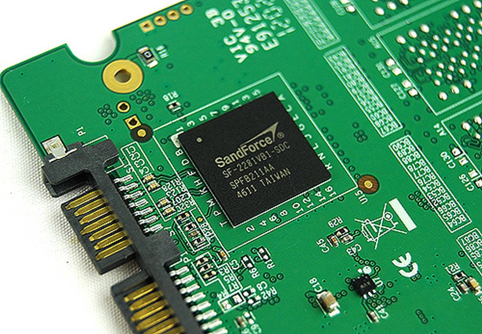 Like many of the new high-end consumer SSDs, the Transcend SATA III SSD720 drive uses the popular SandForce SF-2281 controller.