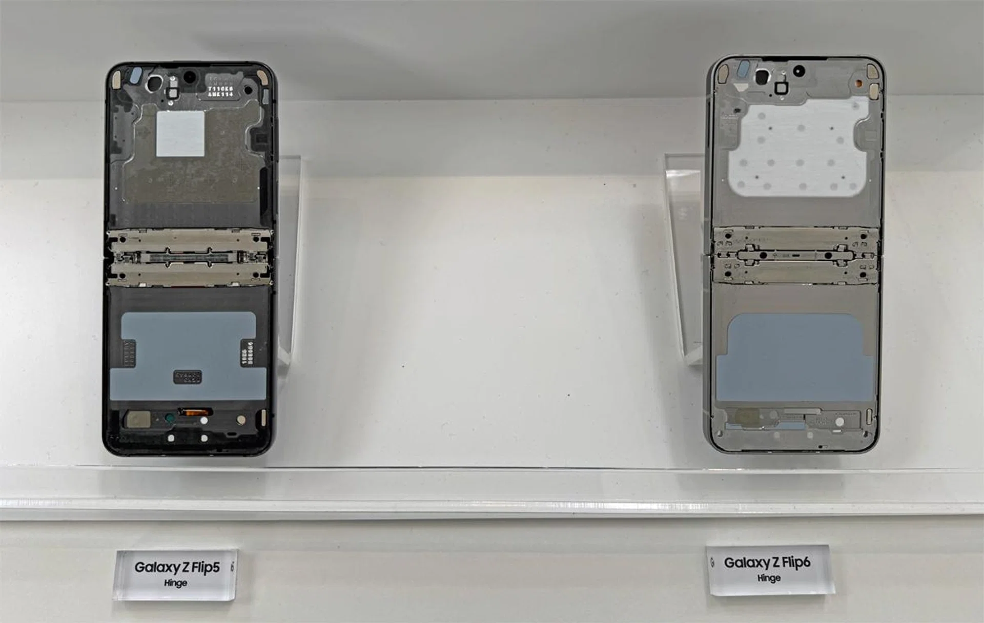 The new hinge (right), versus the predecessor's hinge construction (left). Photo: HWZ.