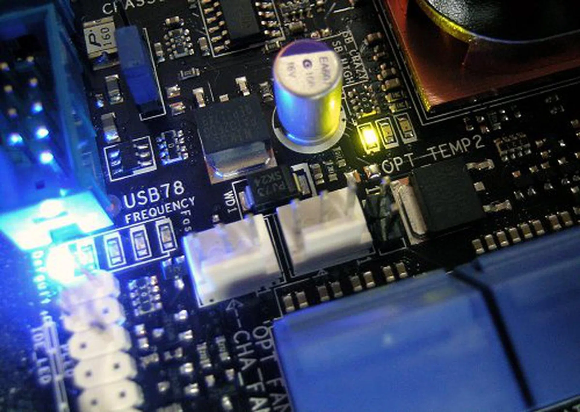 Voltiminder LEDs remind users of the voltage and FSB lvl that the motherboard is running without use of monitoring software.