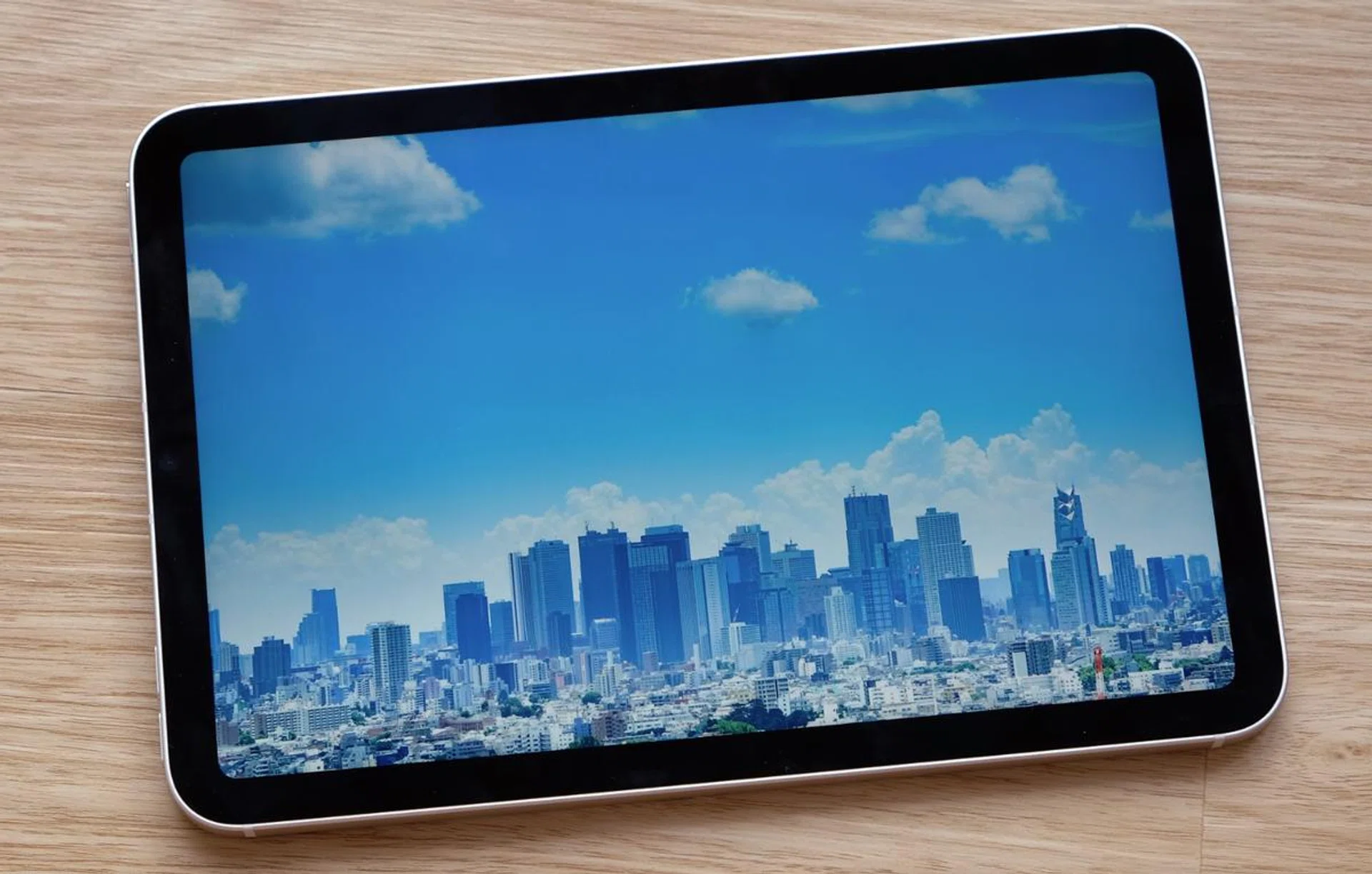 The bezels are actually still pretty conspicuous.