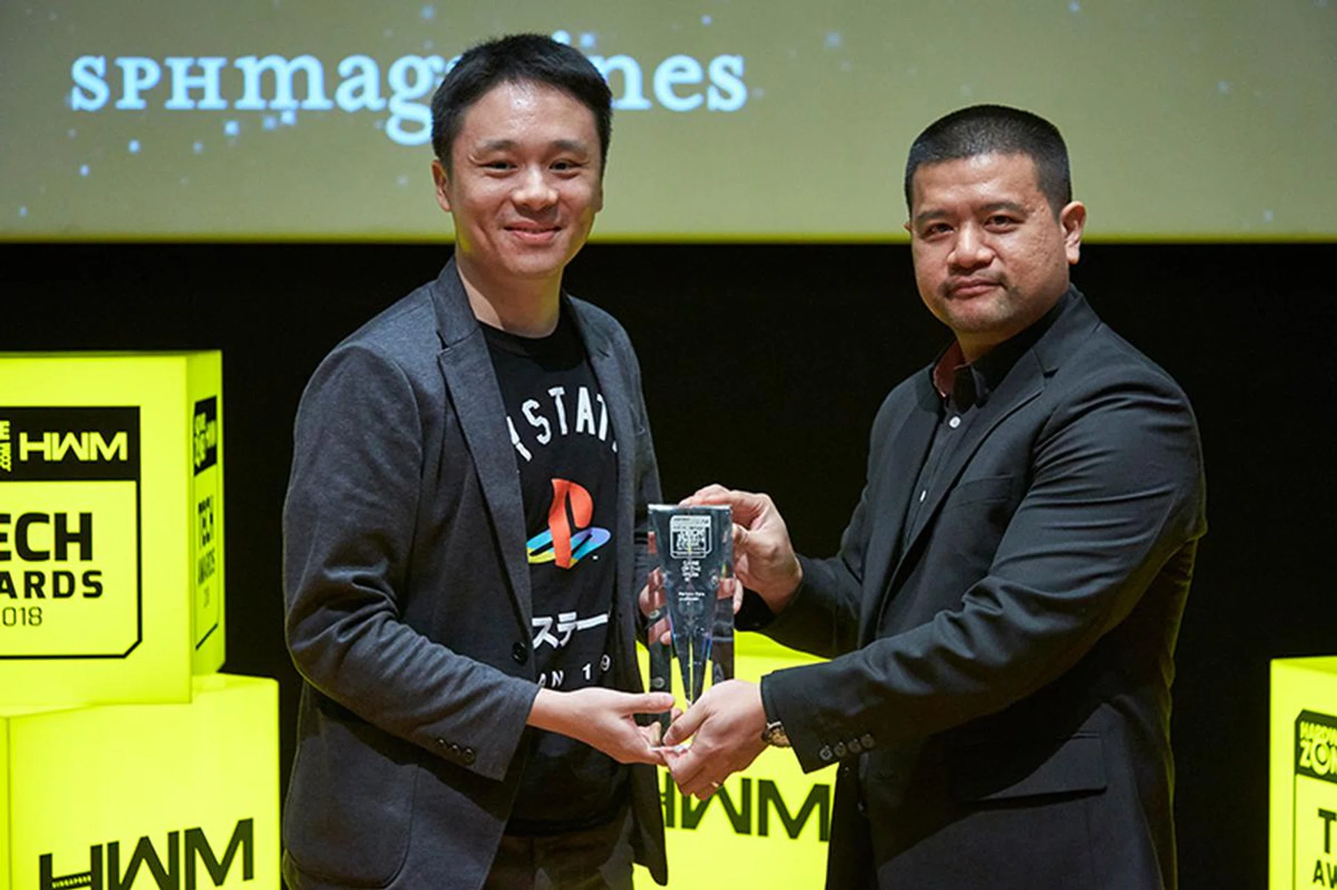 Sony Interactive Entertainment wins the Readers' Choice awards for Best Gaming Console Brand and Best VR Gaming Gear Brand, while Horizon Zero Dawn picks up the Editor's Choice for Game of the Year. Accepting the awards here is Mr. Ian Purnomo from Sony.