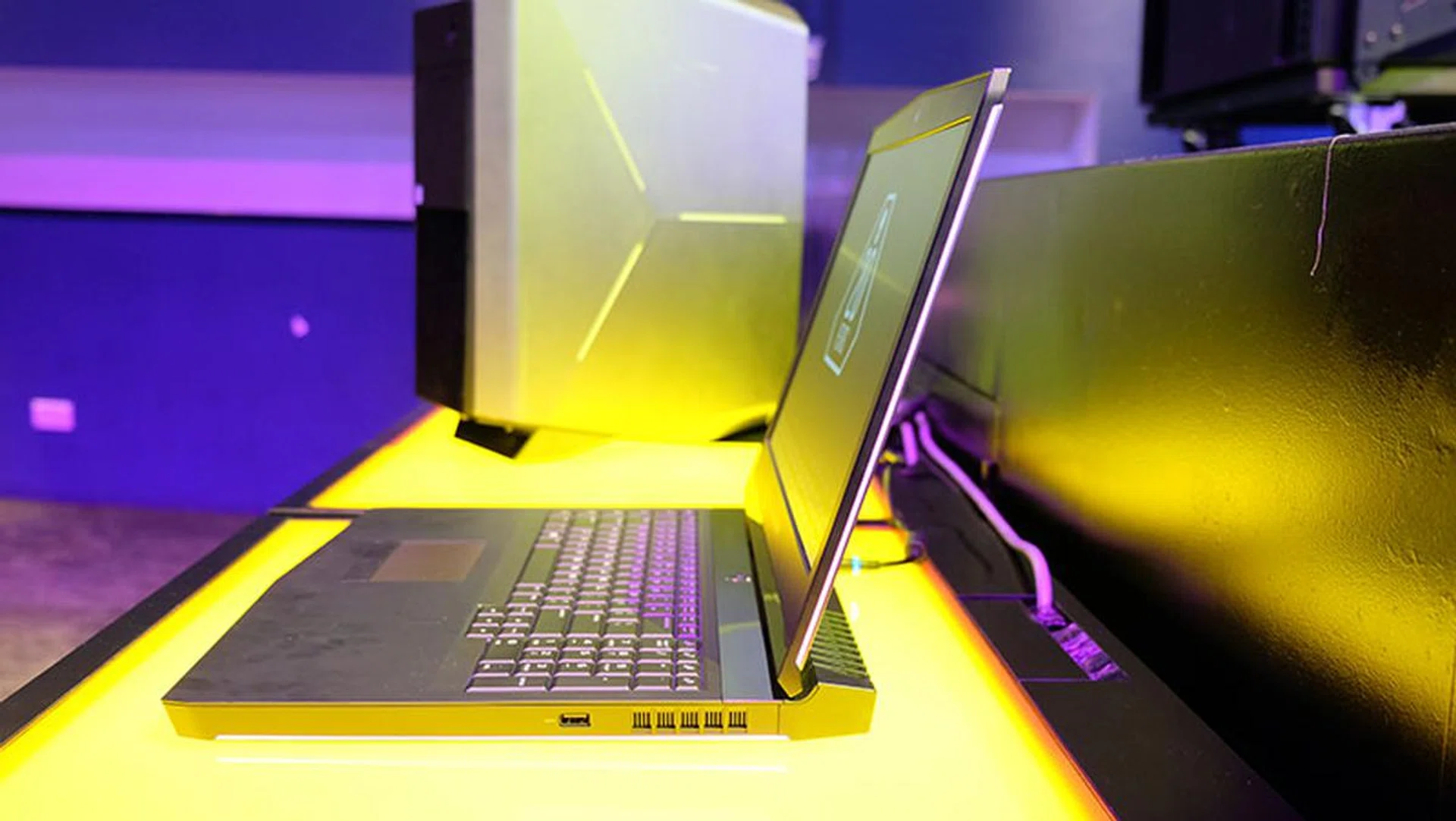 A look at the "hinge-forward" design on the Alienware 17.