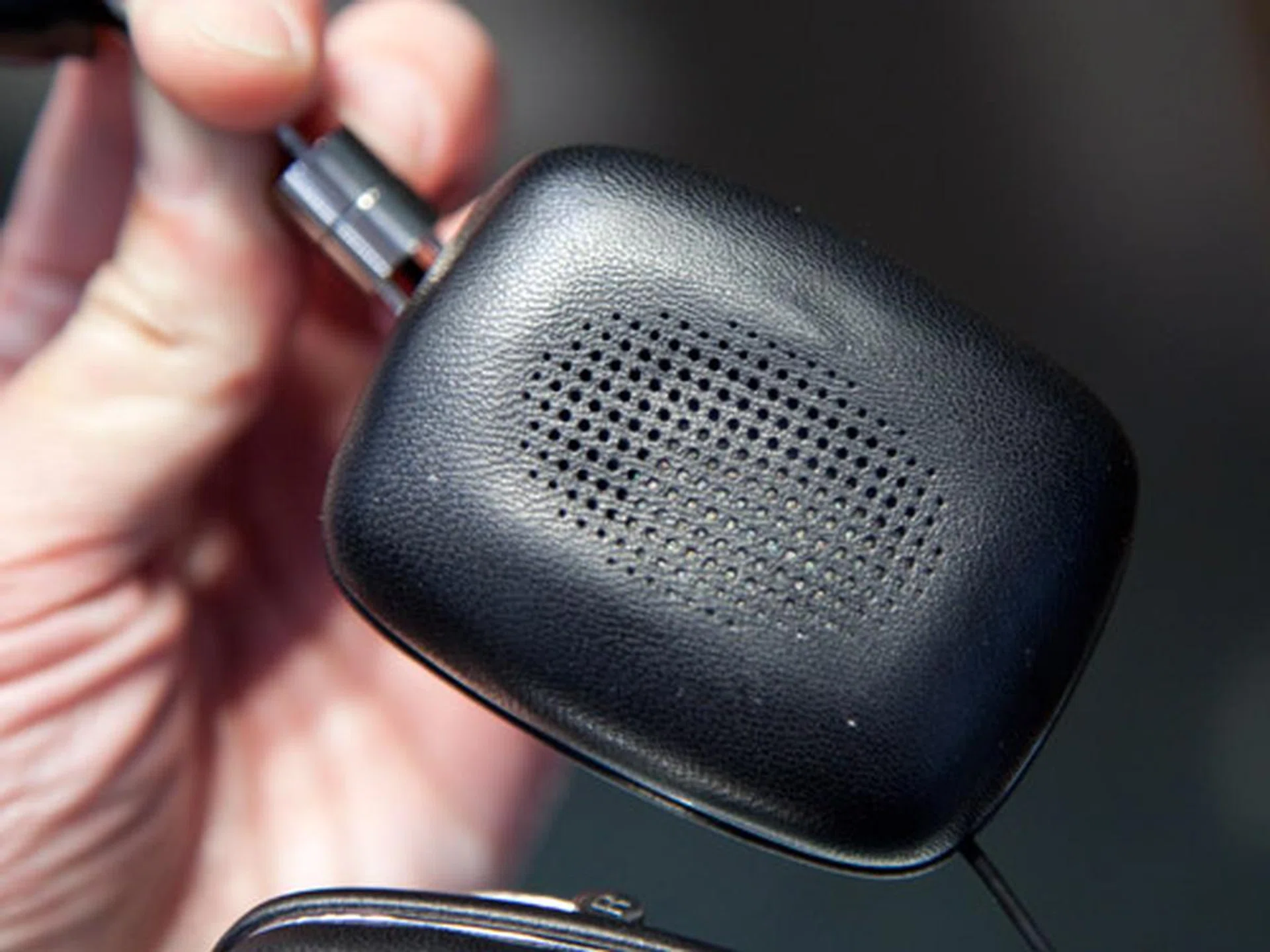 The P5 comes with comfortable noise-isolating padding which aims to bring you remarkably natural and highly detailed sound on the move.