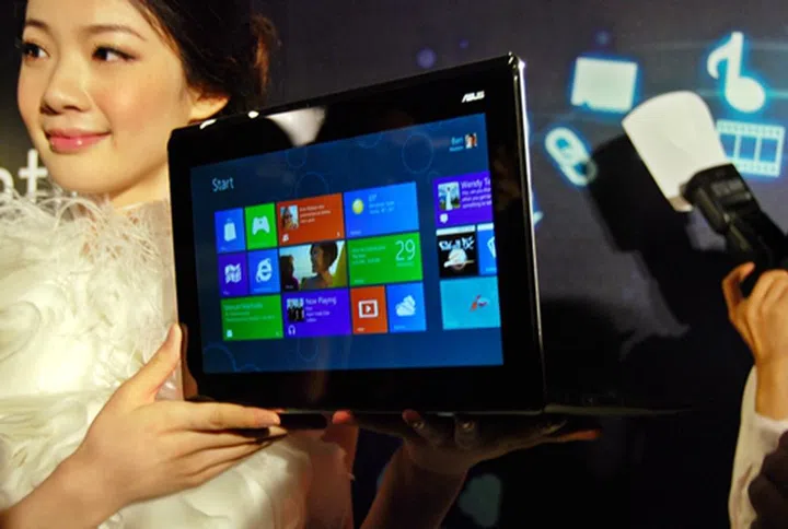 Shown here is the screen that is on the cover of the Taichi. According to ASUS, the Taichi is about the same weight as the ASUS Zen despite the presence of this screen.