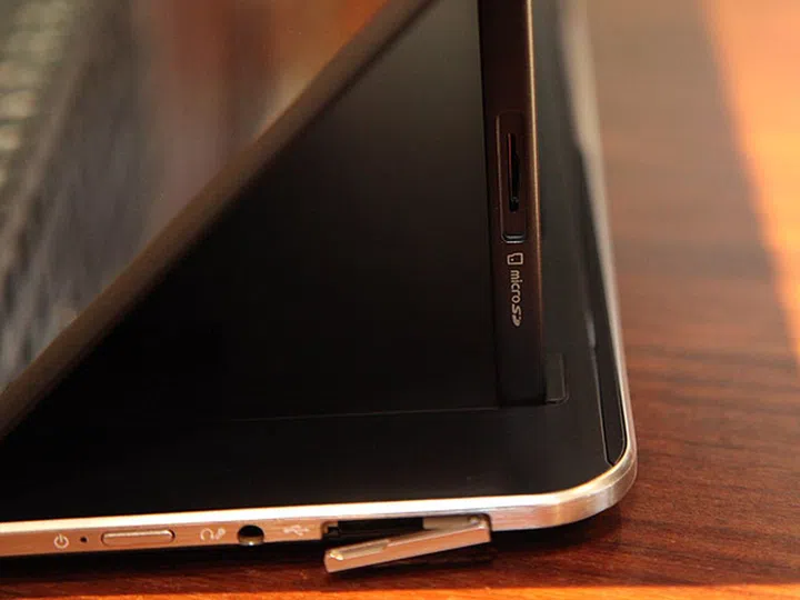 On the right flank of the tablet (from left to right), you'll find the power button, headphone/mic jack, a USB 2.0 port (with cover) and a microSD slot (also with cover).