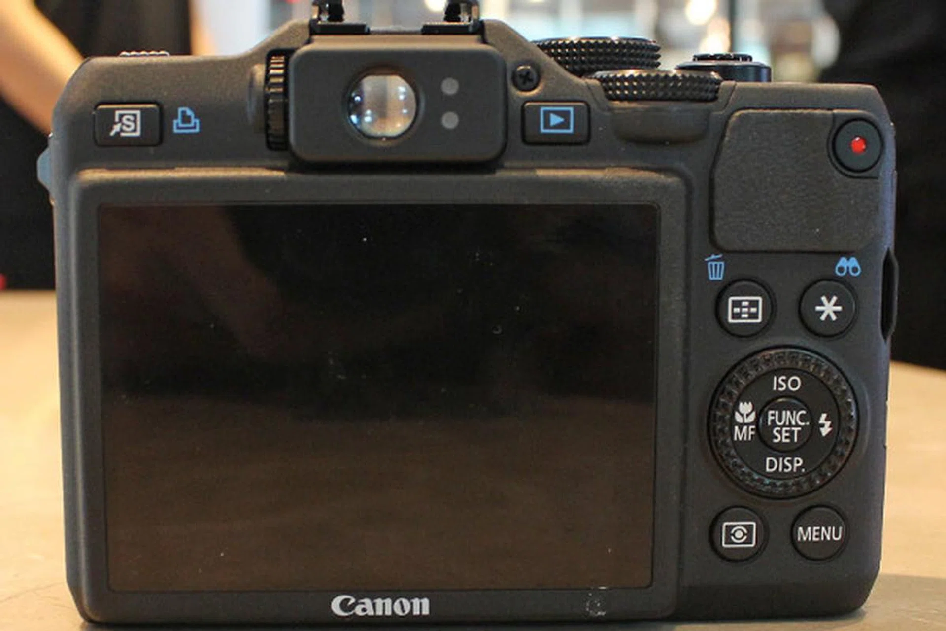 You will notice that the G15 has an optical viewfinder, which makes for a more traditional shooting experience for those who grew up on film SLRs or DSLRs. 