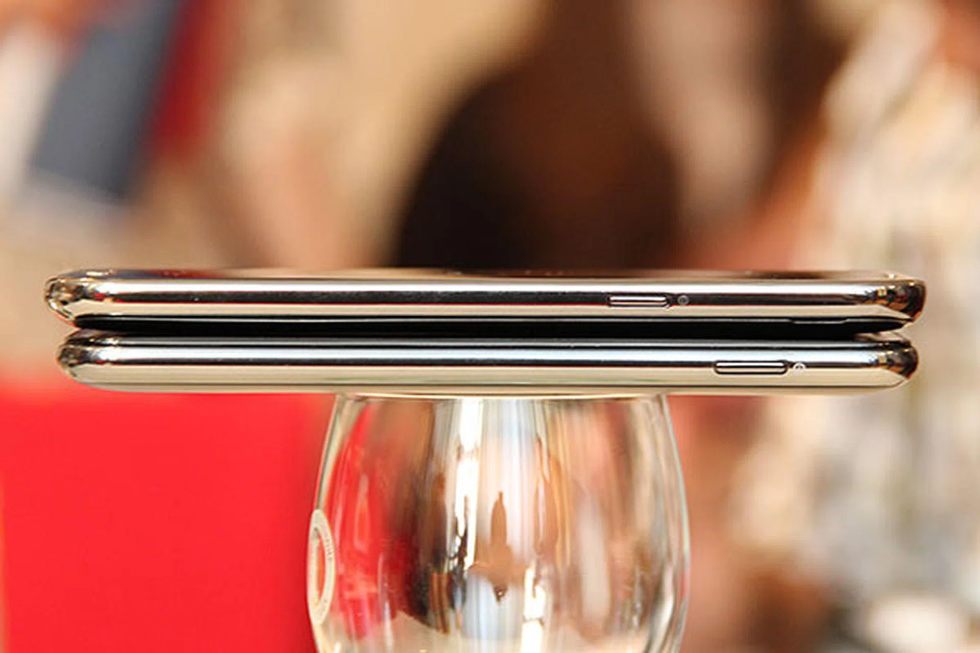 The power button gets a slight push to the center and like the volume rocker, is noticeably smaller. Nonetheless, it still remains on the right profile of the device. Do keep in mind once again that the Note II is positioned on the top, with its predecessor at the bottom.