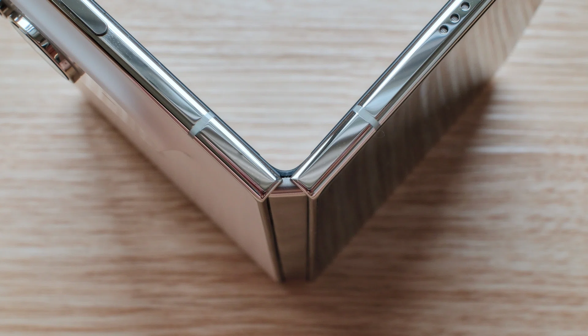 iPhone Duo hinge
