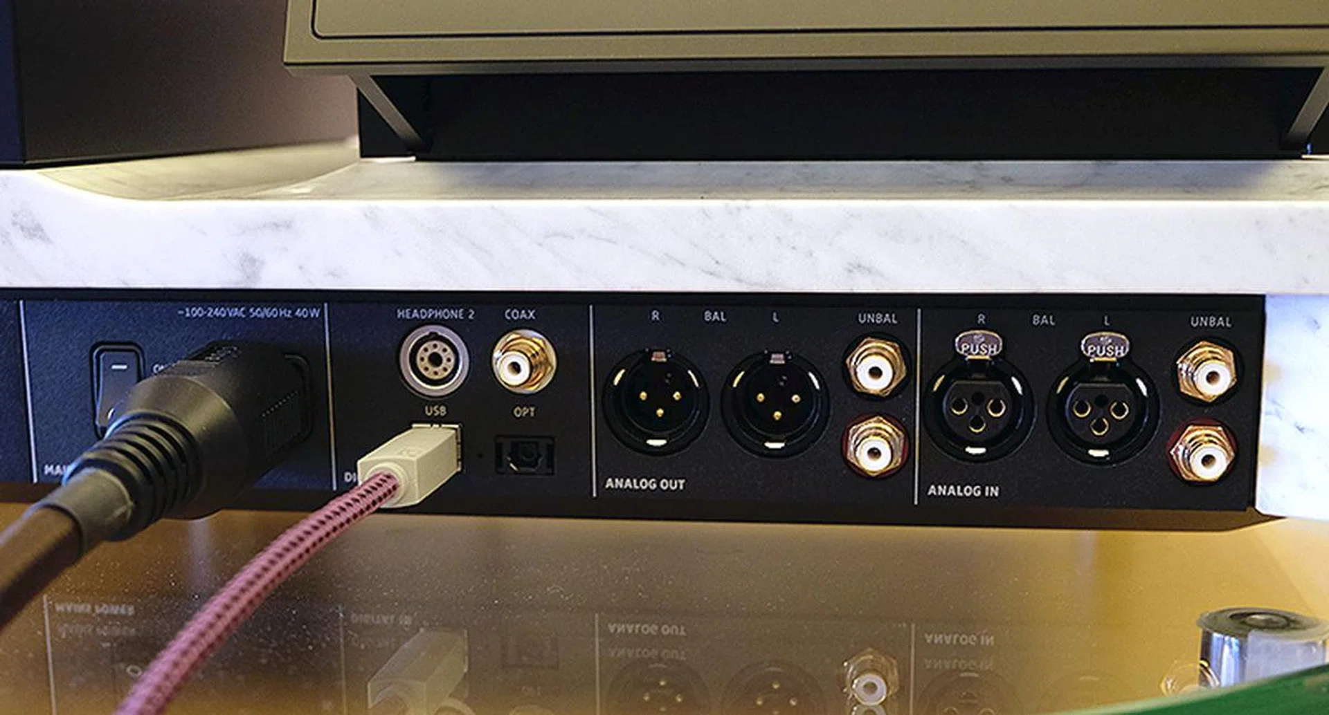 The HE 1 comes with a good selection of inputs and outputs. It can be connected directly to a PC or digital source via USB or Digital TOSLINK. And if you have speakers, it can be used as a pre-amp.