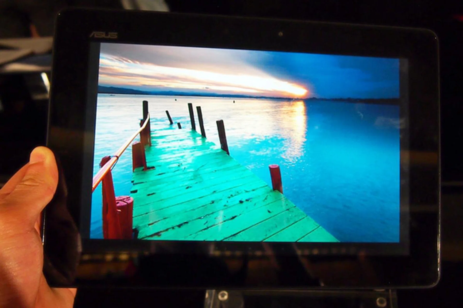 With the exception of the highly reflective surface, we find the display on the ASUS MeMO Pad FHD 10 to be rather good.