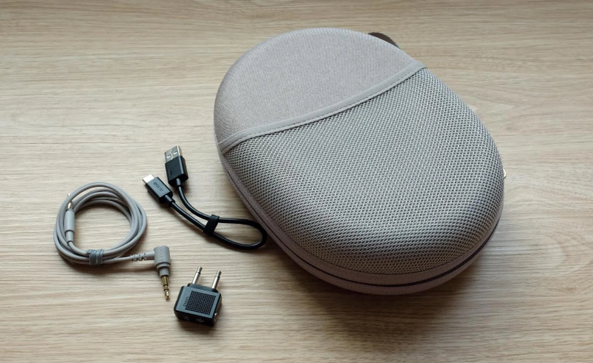 These are the accessories that come with the WH-1000XM4.