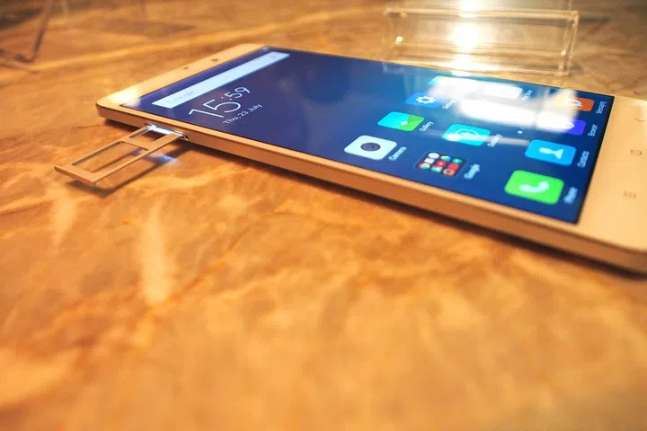 The SIM card tray holds one micro SIM and one nano SIM card.