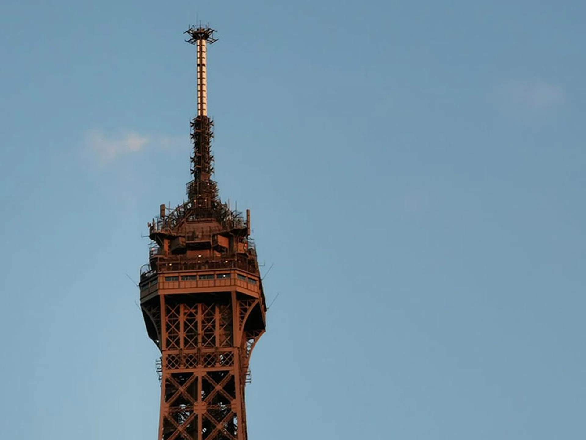 10x hybrid zoom uses a combination of both zoom and 40MP main sensors to reconstruct an image for this focal length. This is the same technology as the P20 Pro, but both zoom lens and main lens have OIS, resulting in a much greater 10x zoom.