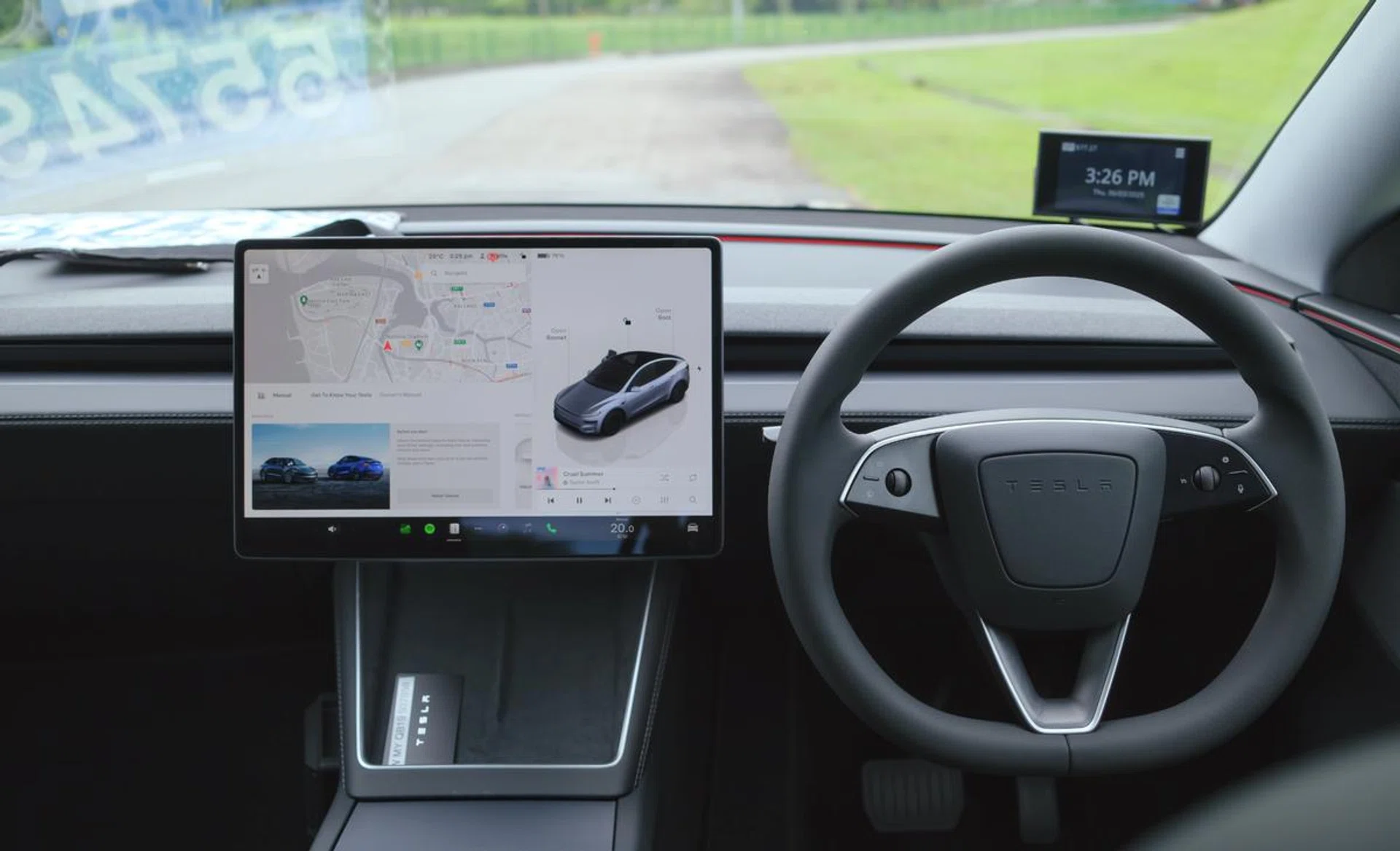 The driver environment is as bare as ever. Note, the return of the indicator stalk. Photo: HWZ