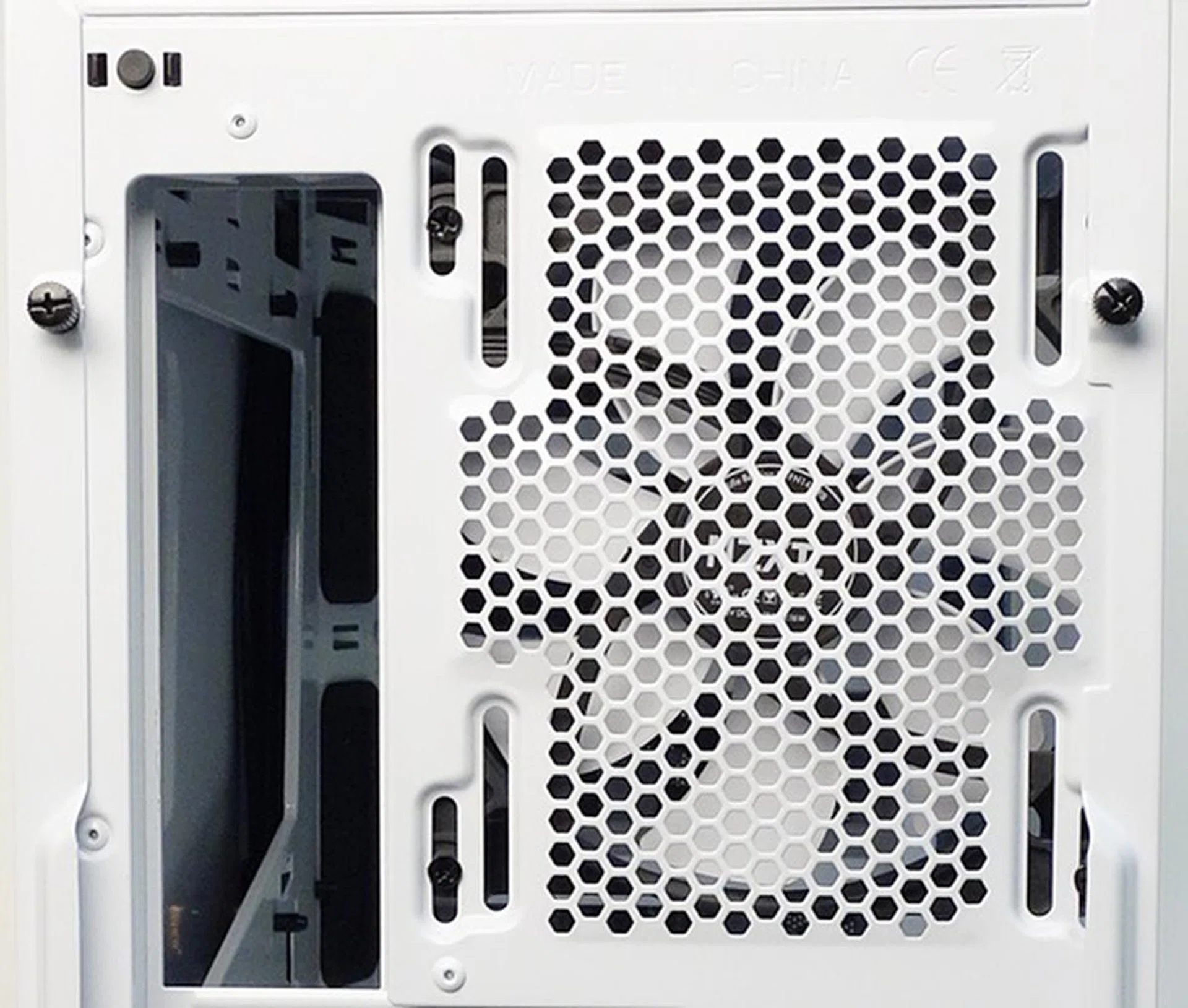 The rear, bundled 140mm outlet fan of the chassis. Noticed the mounting grooves that allow you to position the fan to suit your requirements?