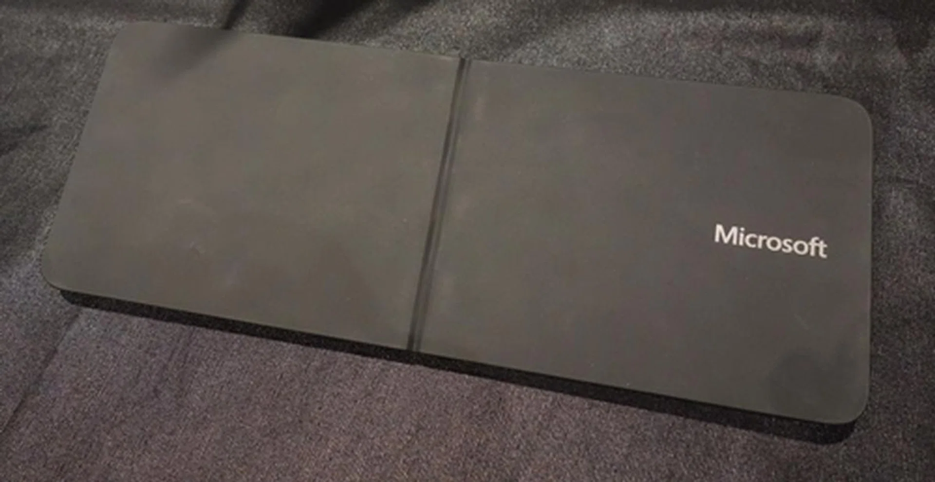 The cover has a rubber finish so that you can carry it with your tablet without fear of damaging the screen.