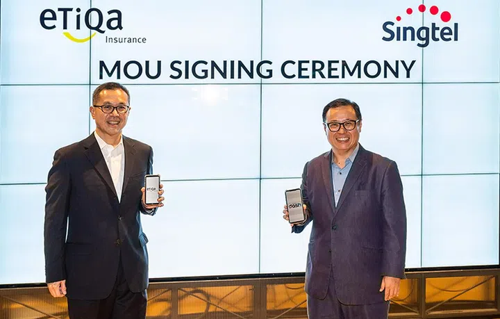 Singtel Etiqa MOU signing with Raymond Ong (left) and Arthur Lang (right). Source: Singtel.