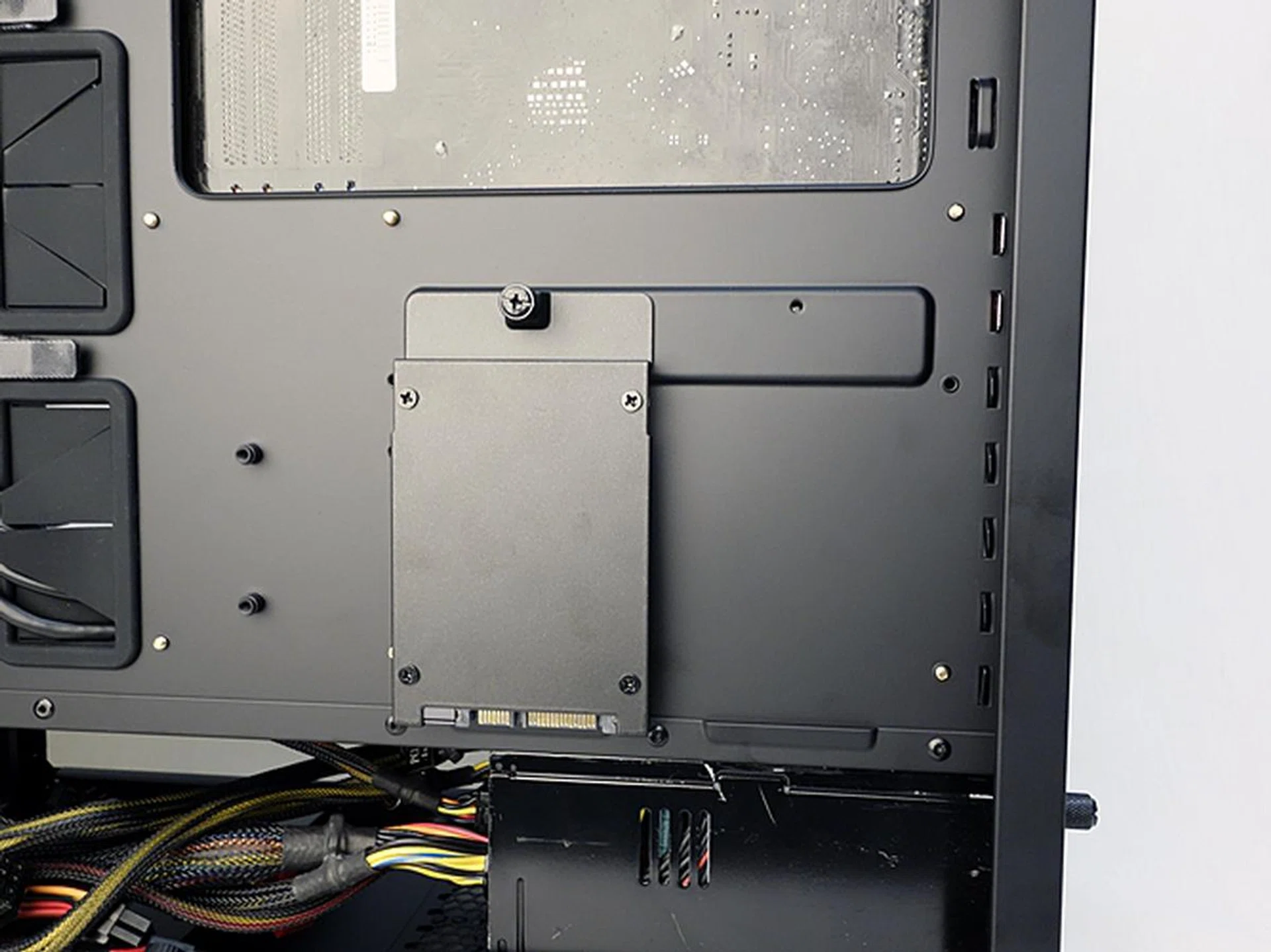 The 2.5-inch drive tray can be mounted below the cut-out at the motherboard installation area. 