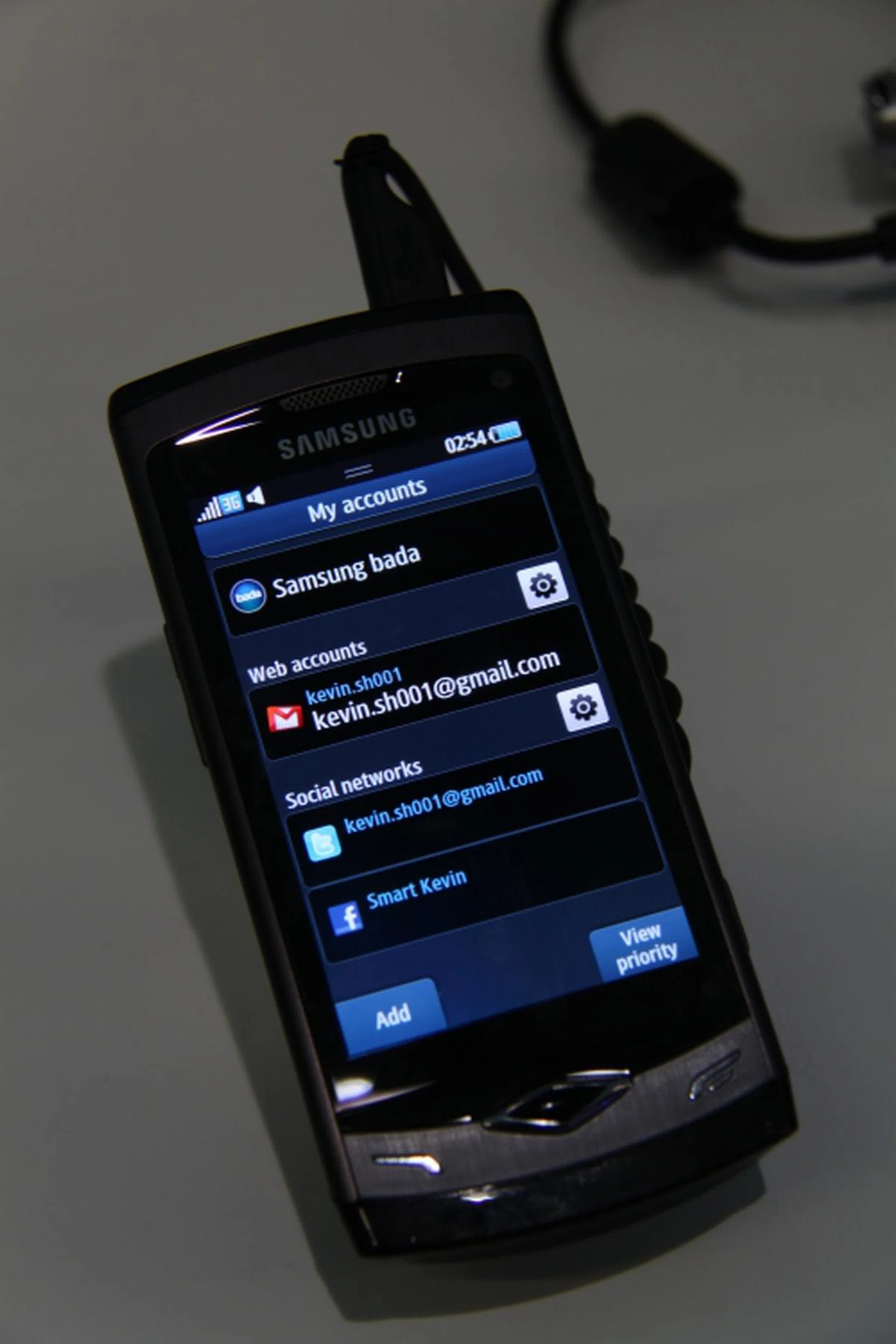 For emails, you can now integrate all your Web and social network accounts for easier access to your messages and emails.