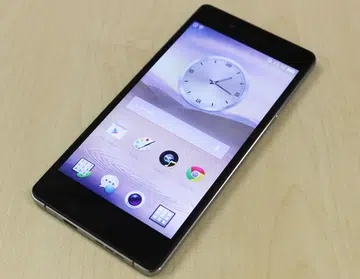 Is this an Apple iPhone or Sony Xperia knock-off? No, it is the Oppo R1.