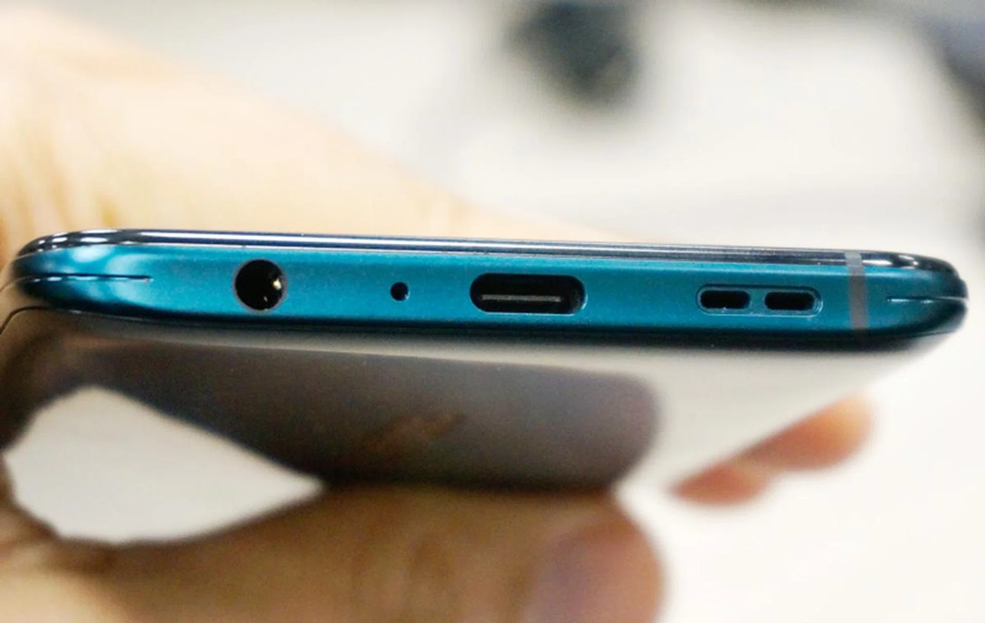 The Reno and Reno 10X Zoom are quite nicely proportioned. 