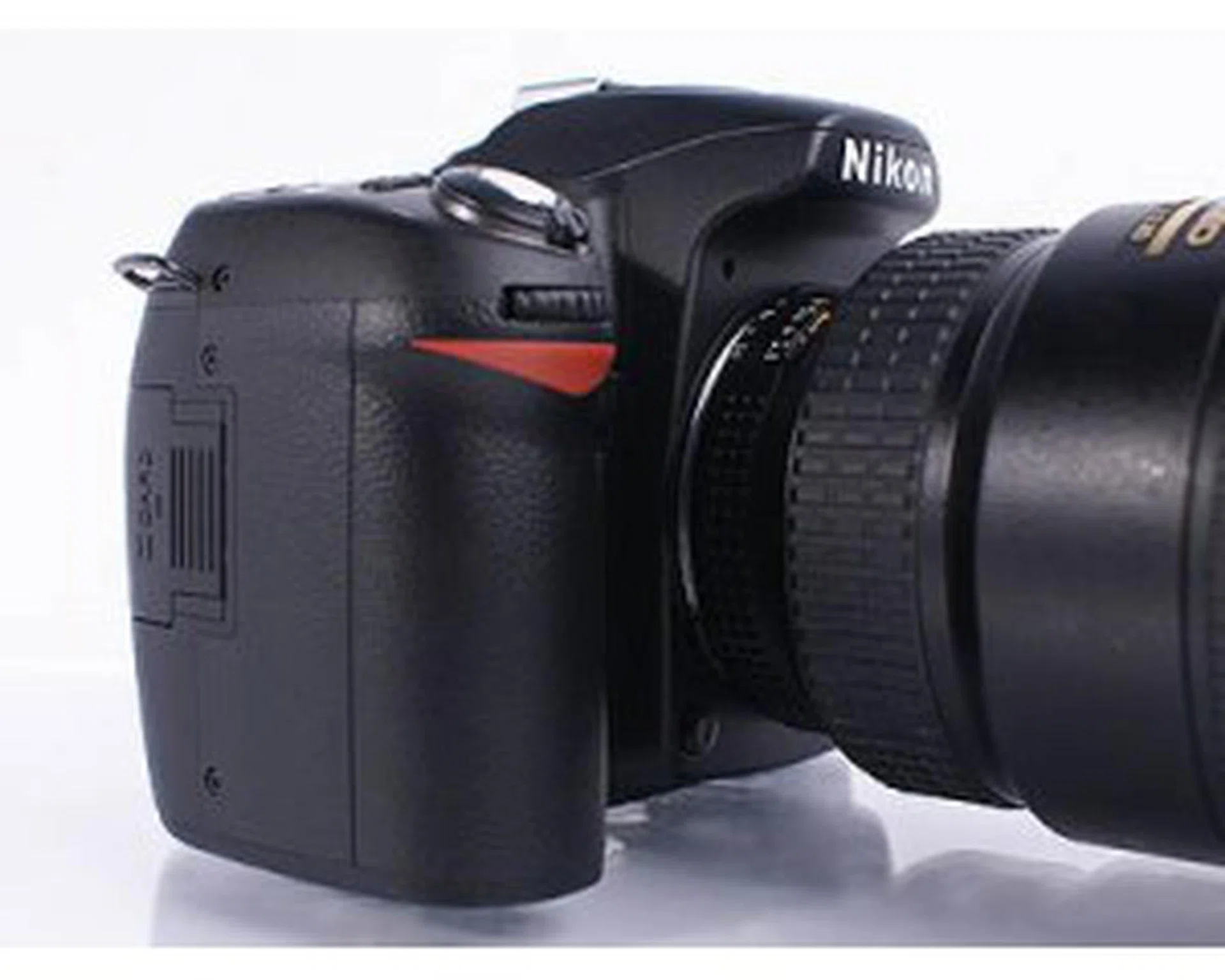 The D80 is given a nice rubbery cusion over the grip area for extra comfort and of course better grip.