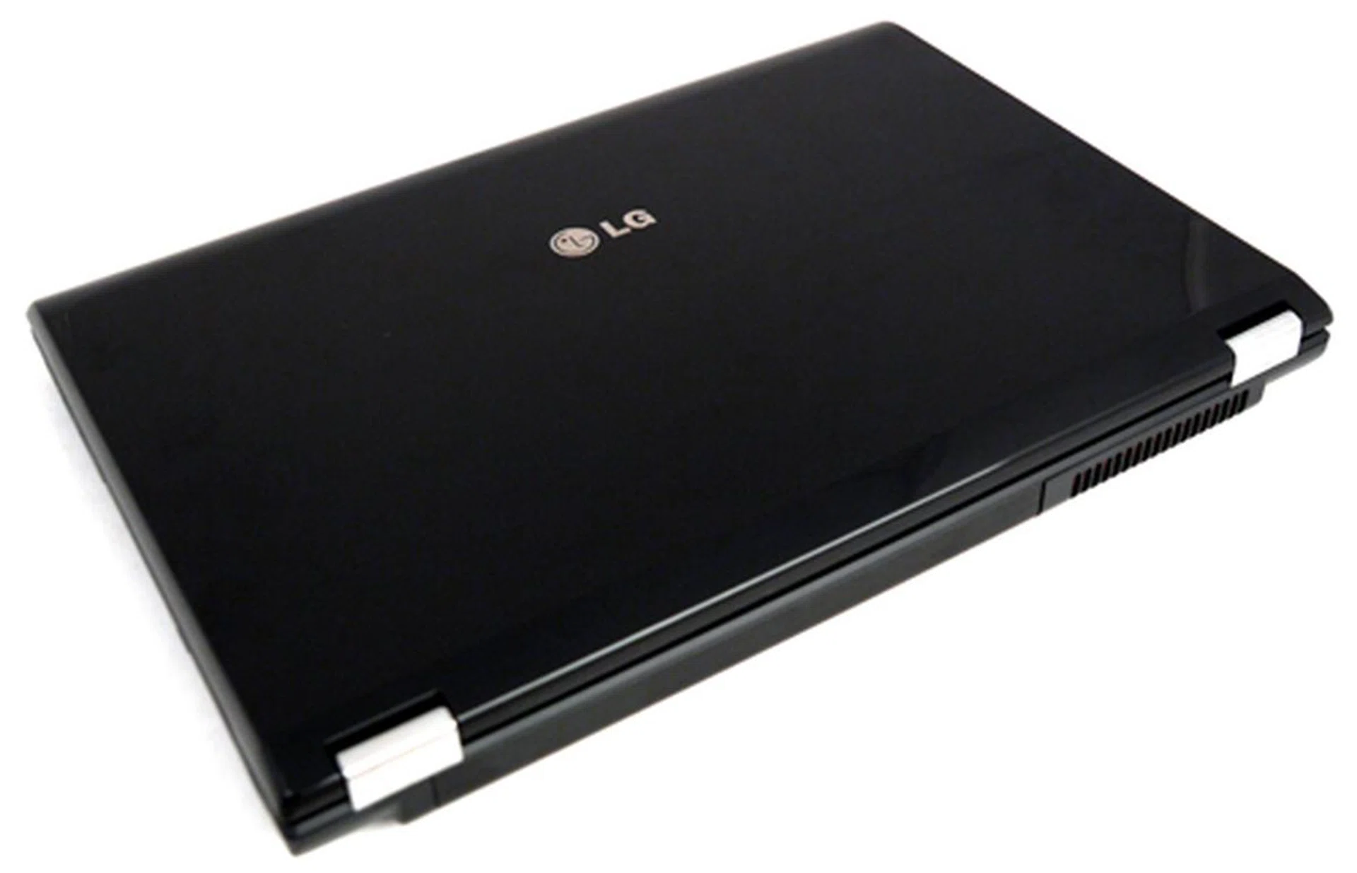 It's easy to pass the R590 off as just another notebook with its unassuming looks and conventional design. The 15.6-inch laptop comes with a glossy lid, which translates into inevitable fingerprint smudges as well.