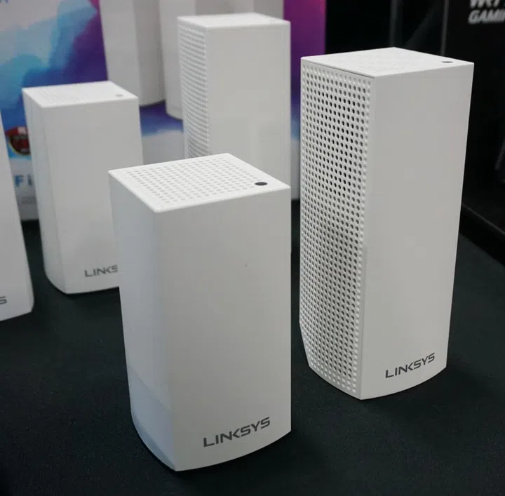Left:- The new mini dual-band Velop. Right:- The original tri-band Velop.