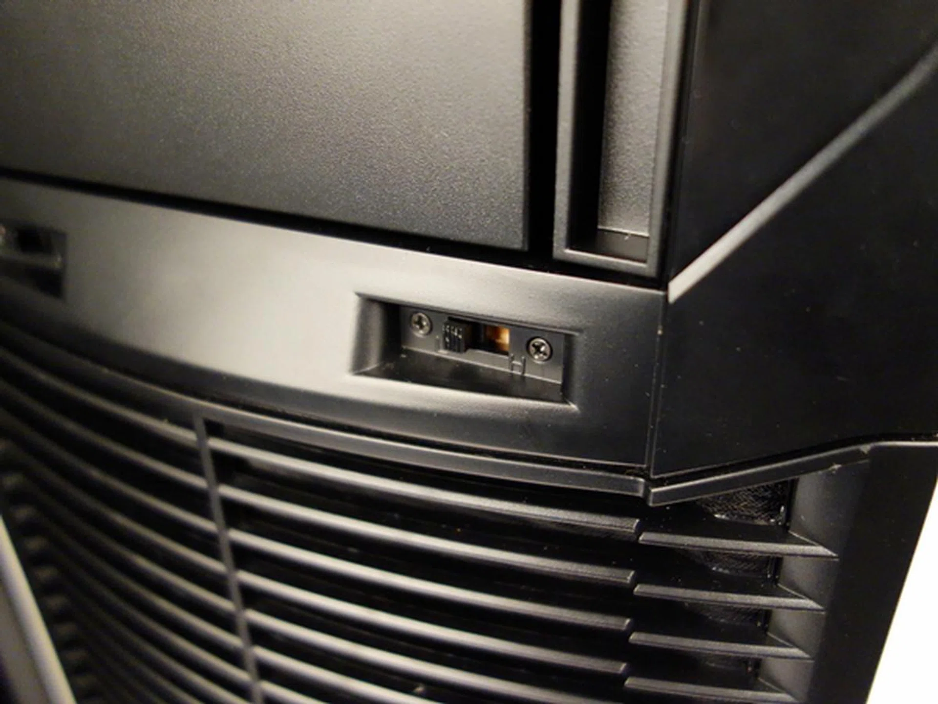 This switch controls the top 180mm front intake fan, and the other switch, to its left, controls the bottom fan.